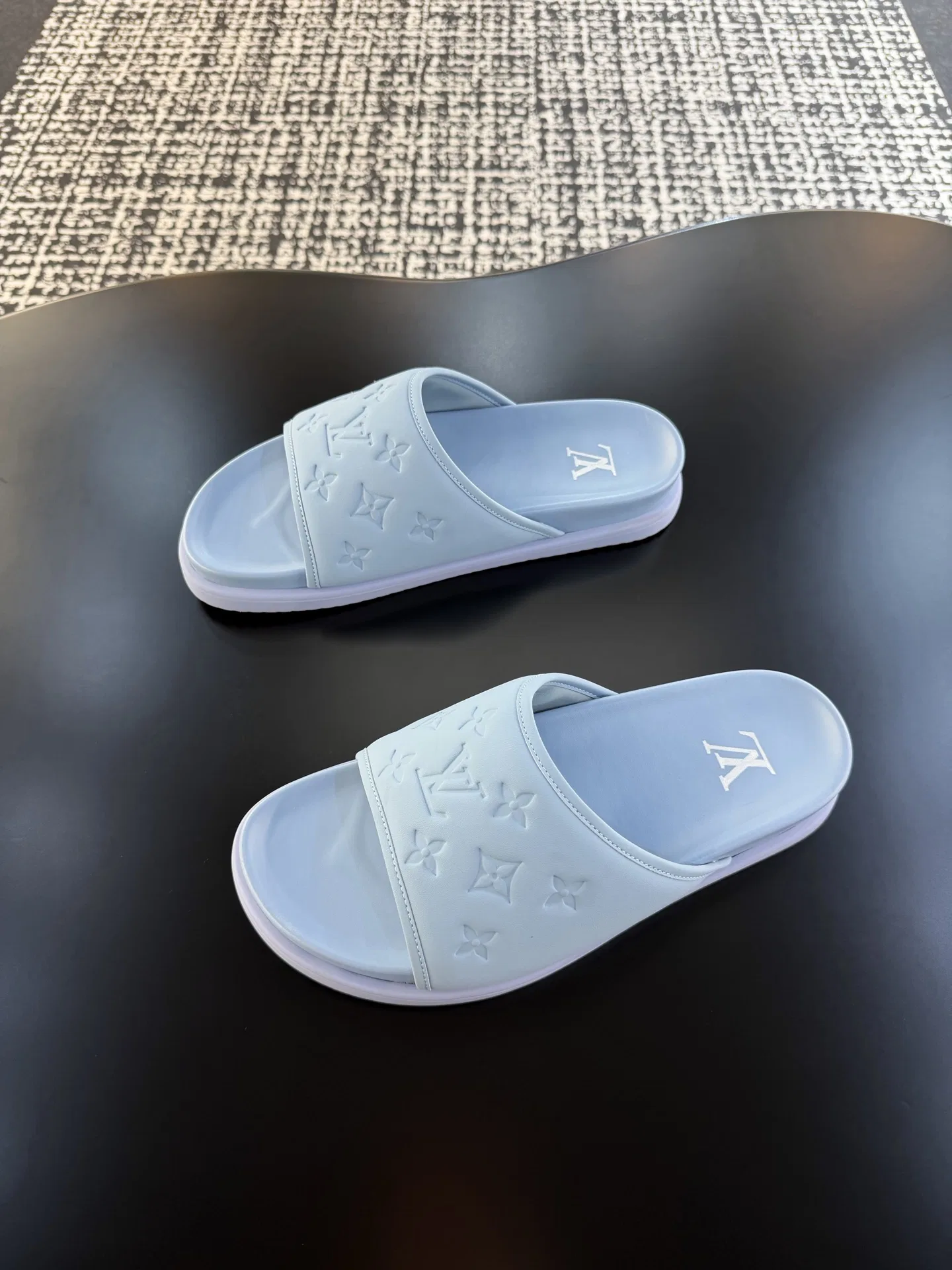 LV 27FW QVUSQNN 068 슬리퍼 18