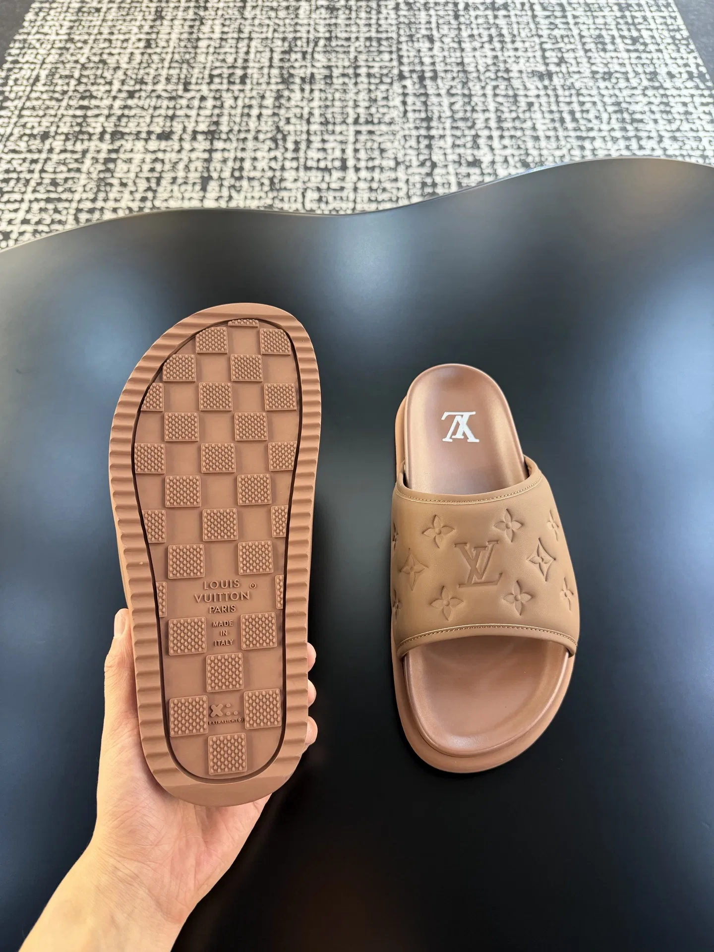 LV 27FW QVUSQNN 068 슬리퍼 26