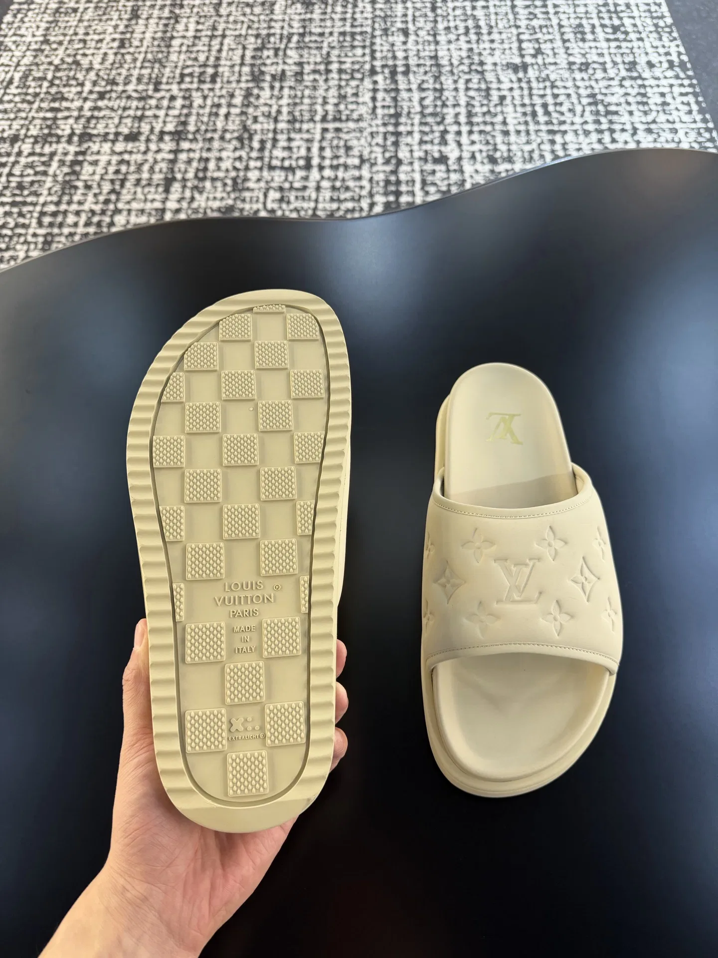 LV 27FW QVUSQNN 068 슬리퍼 45