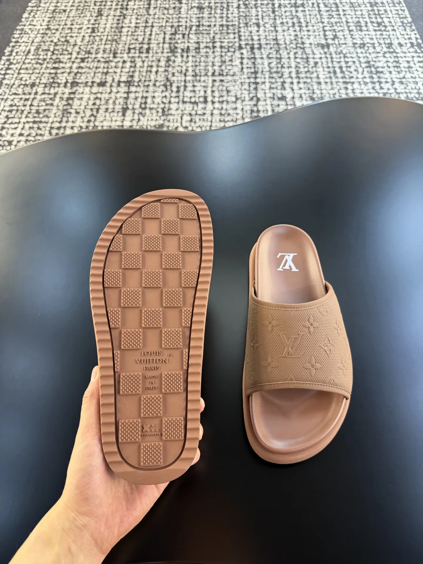 LV 27FW QVUSQNN 068 슬리퍼 50