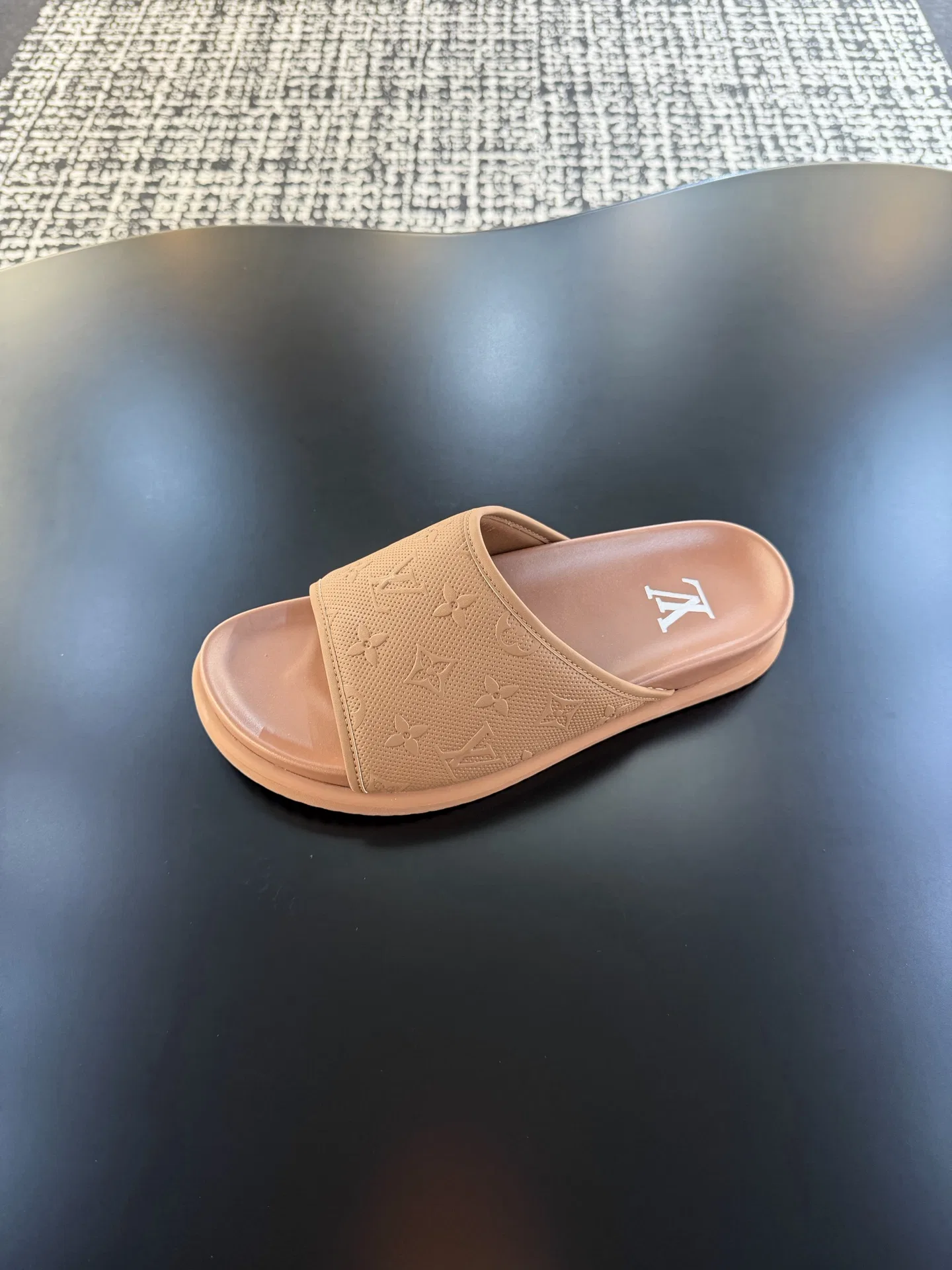 LV 27FW QVUSQNN 068 슬리퍼 51
