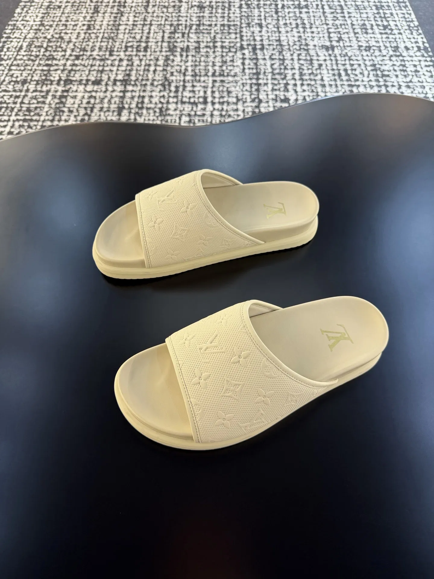 LV 27FW QVUSQNN 068 슬리퍼 59