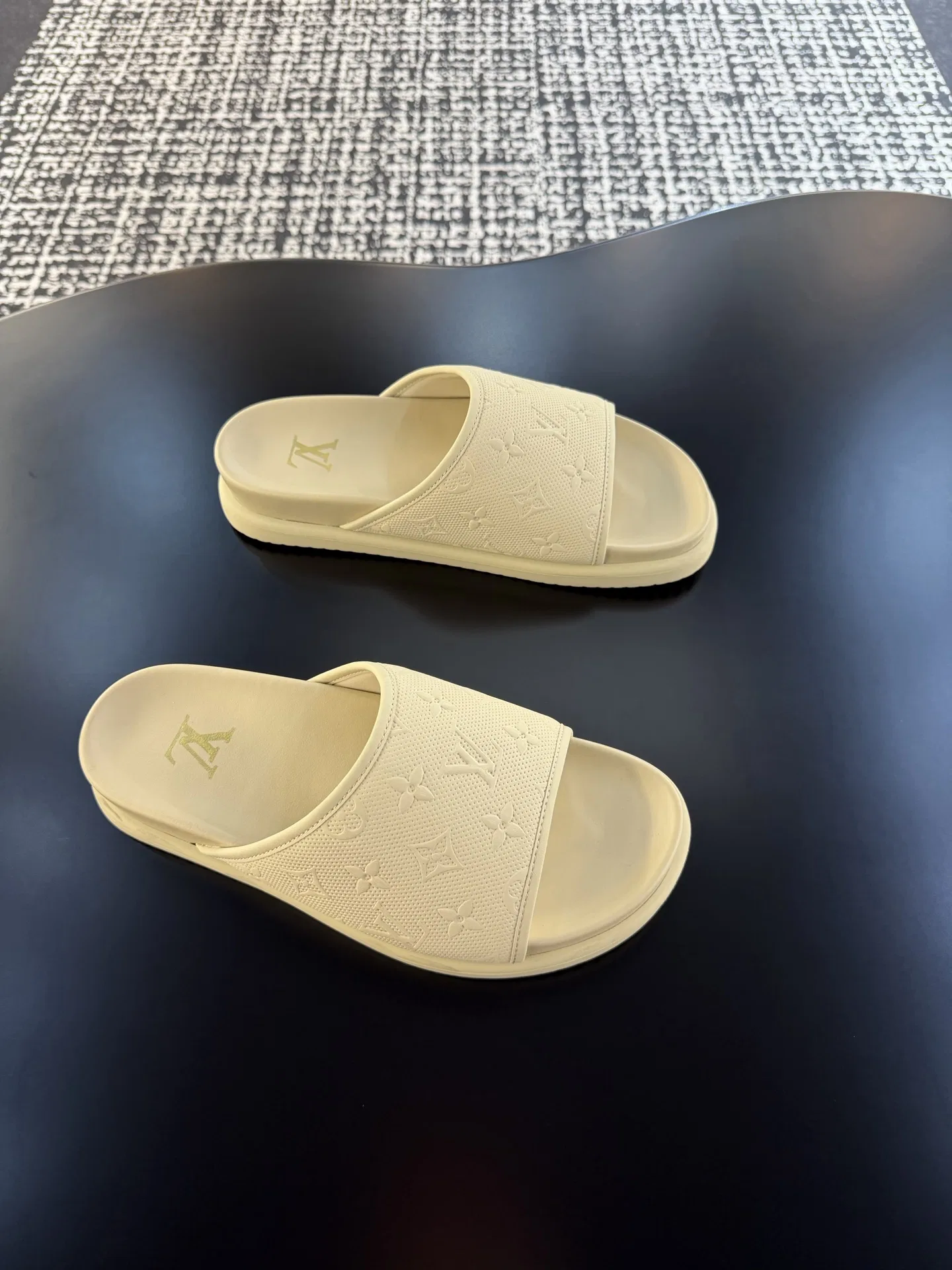 LV 27FW QVUSQNN 068 슬리퍼 60