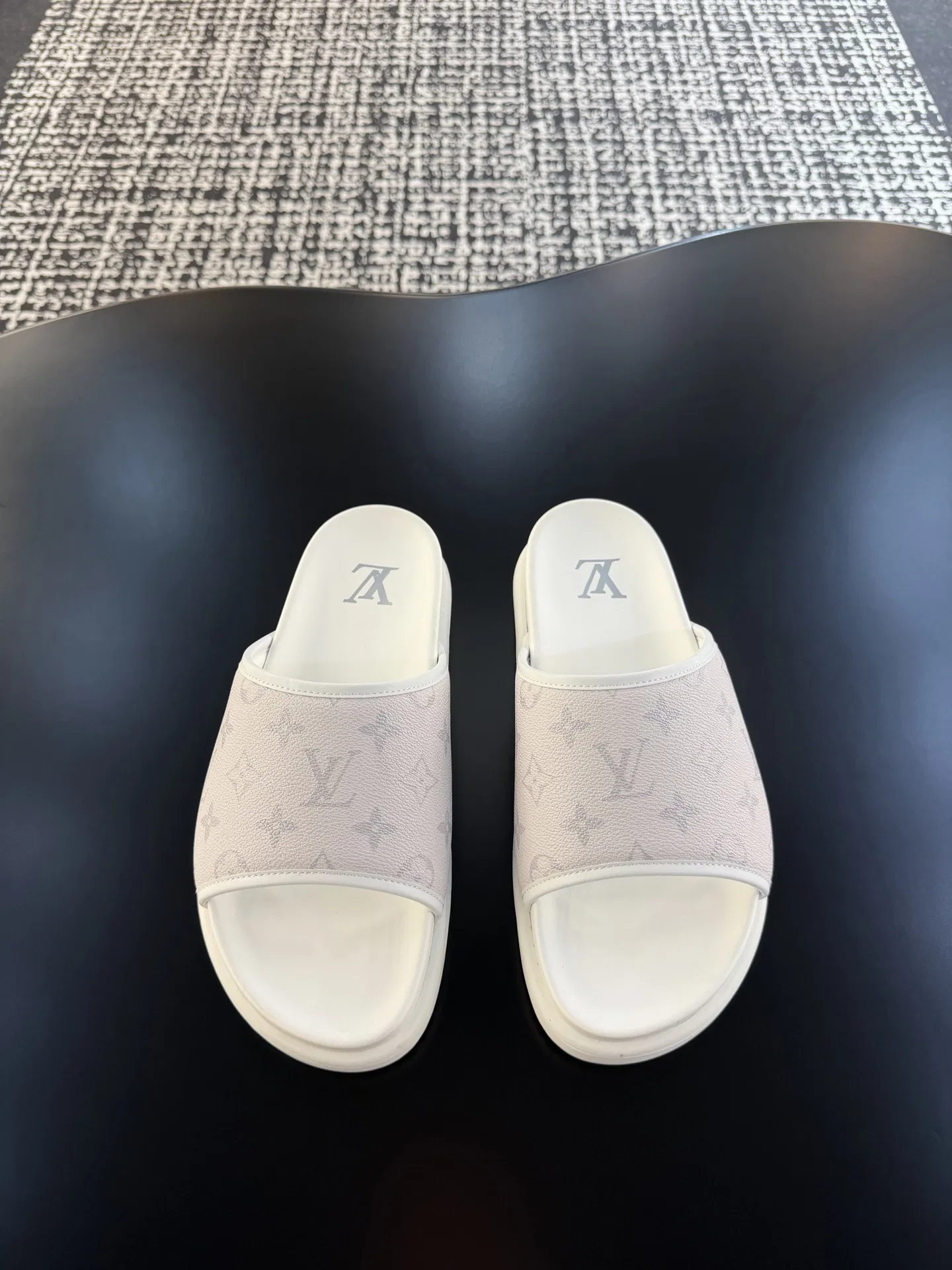 LV 27FW QVUSQNN 068 슬리퍼 70