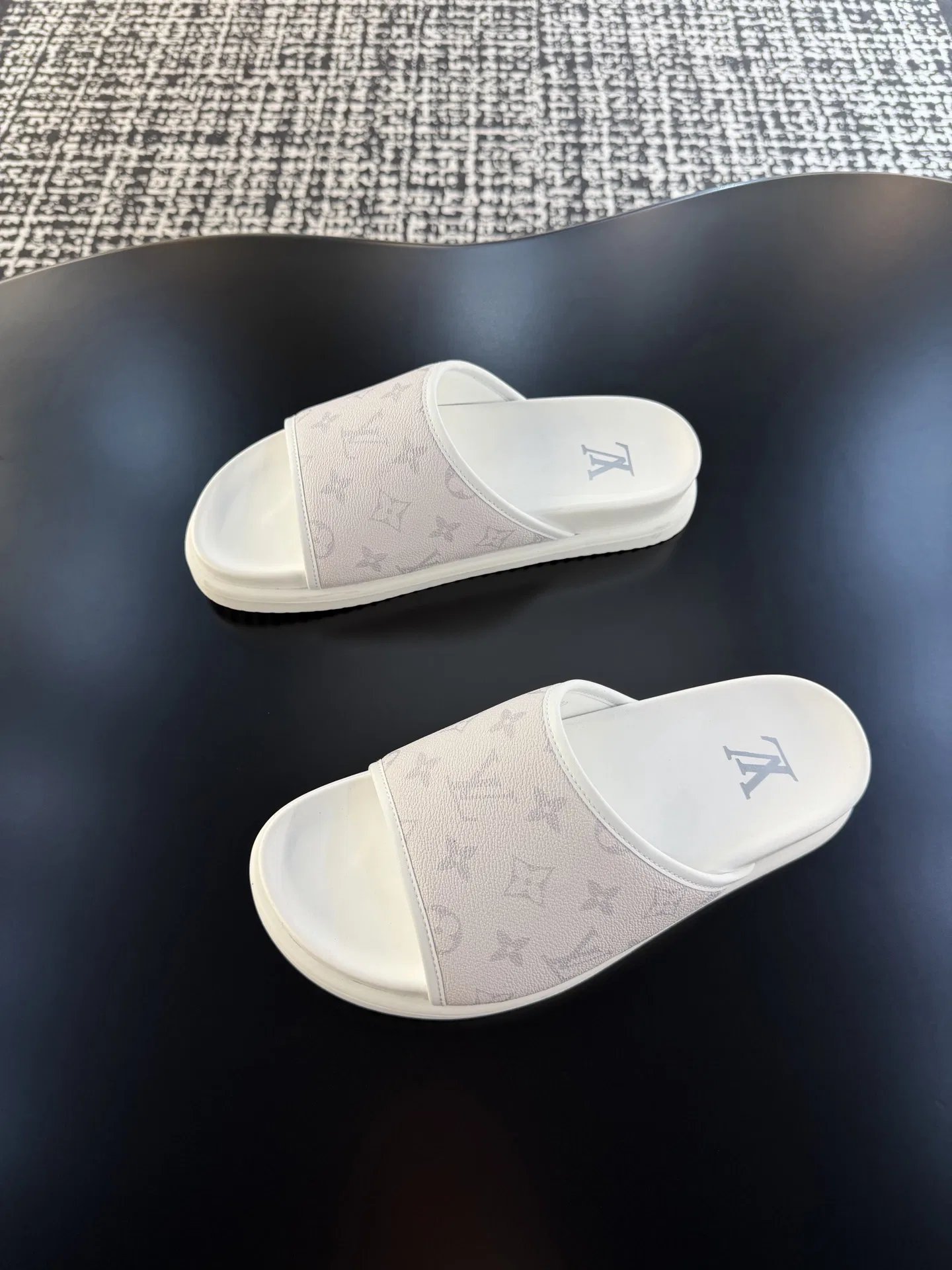 LV 27FW QVUSQNN 068 슬리퍼 71