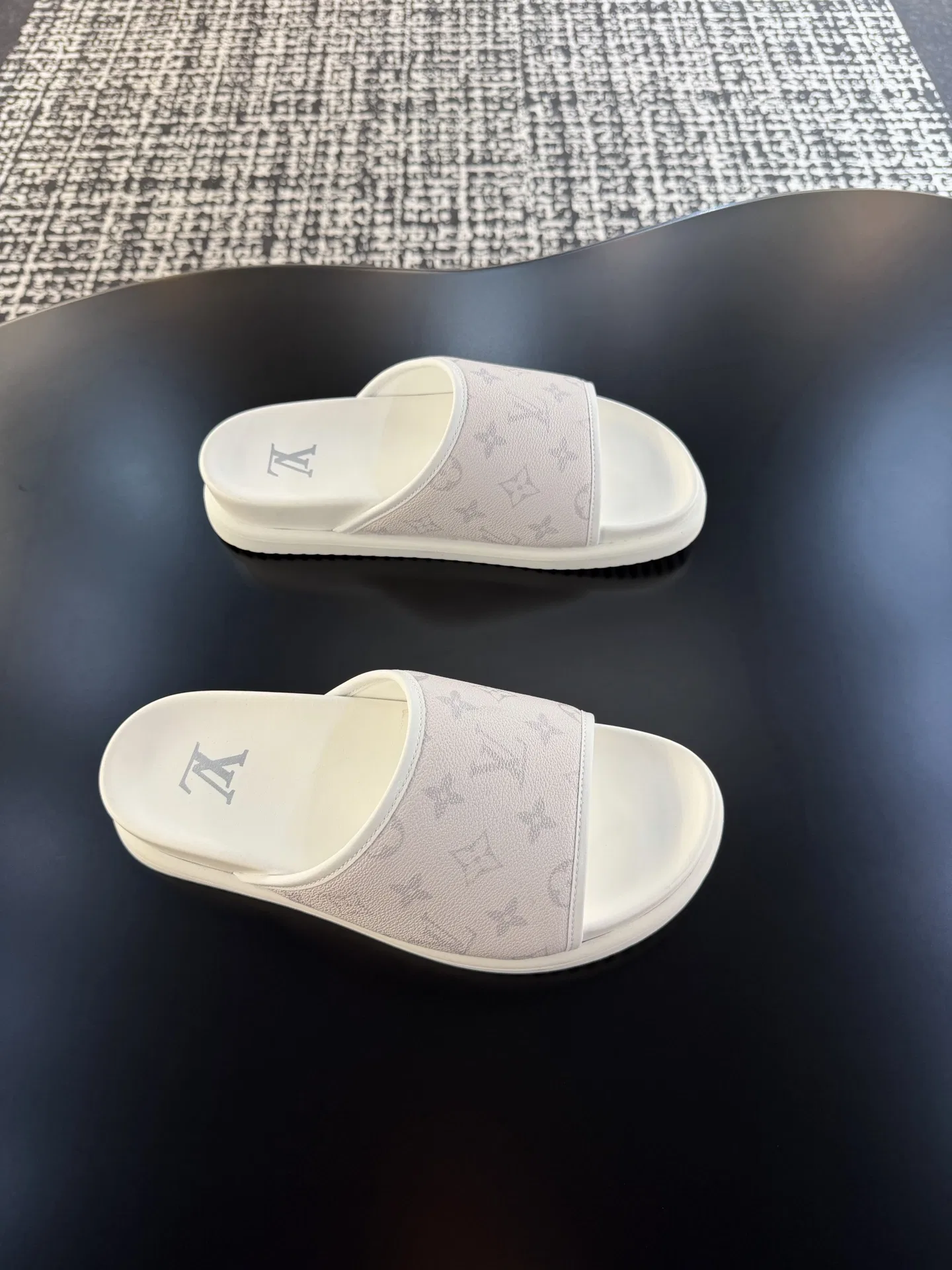 LV 27FW QVUSQNN 068 슬리퍼 72