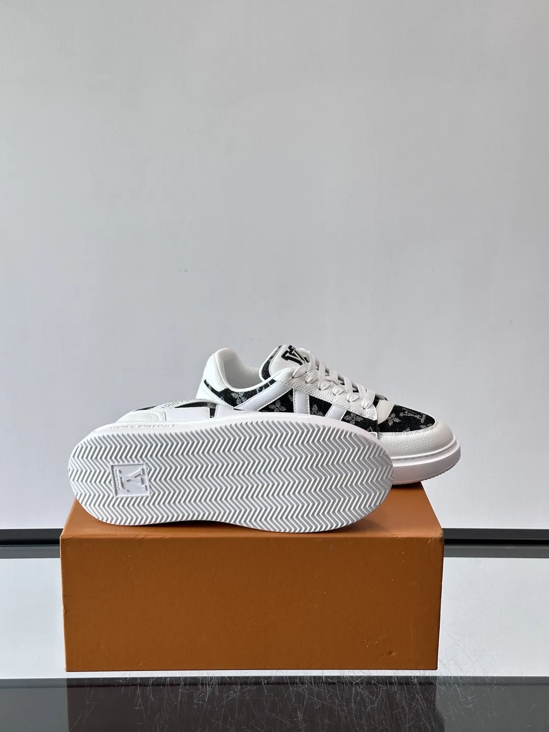 LV 27FW QVUSQNN 069 스니커즈 18