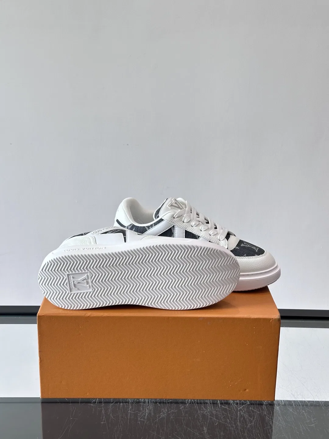 LV 27FW QVUSQNN 069 스니커즈 27