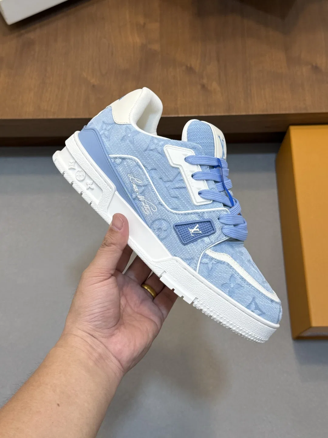LV 27FW QVUSQNN 089 스니커즈 17