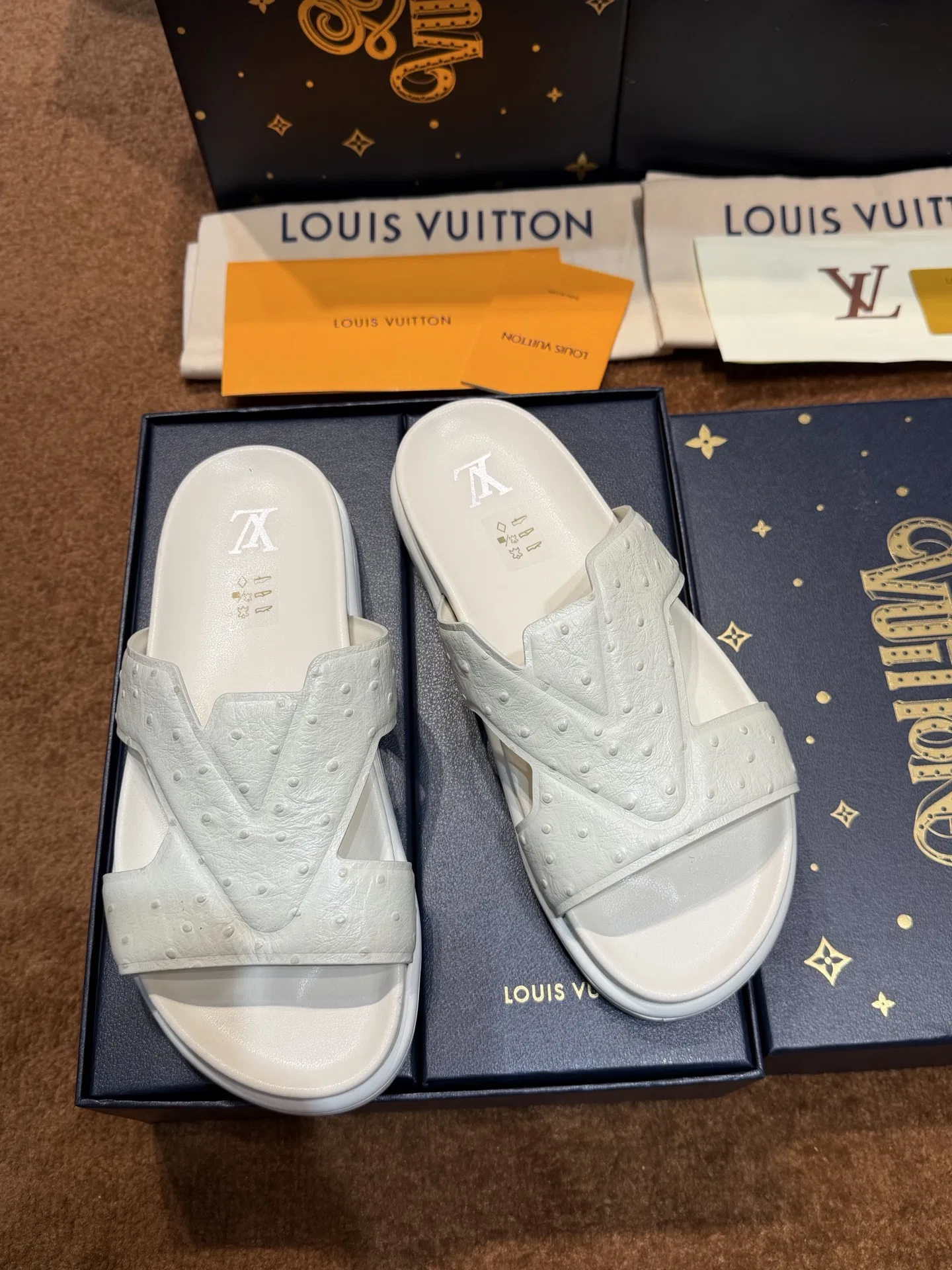 LV 27FW QVUSQNN 121 슬리퍼 7