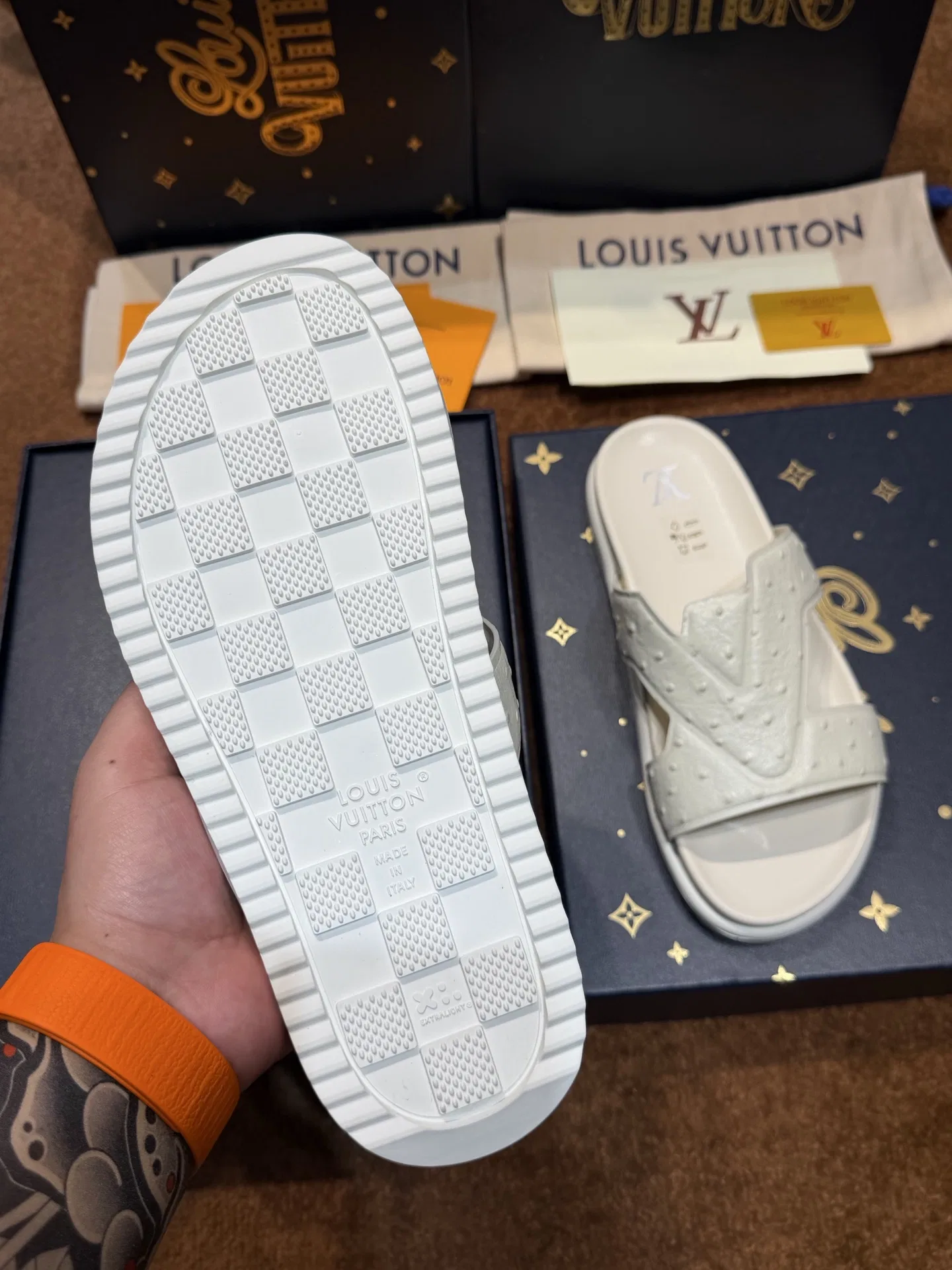 LV 27FW QVUSQNN 121 슬리퍼 9