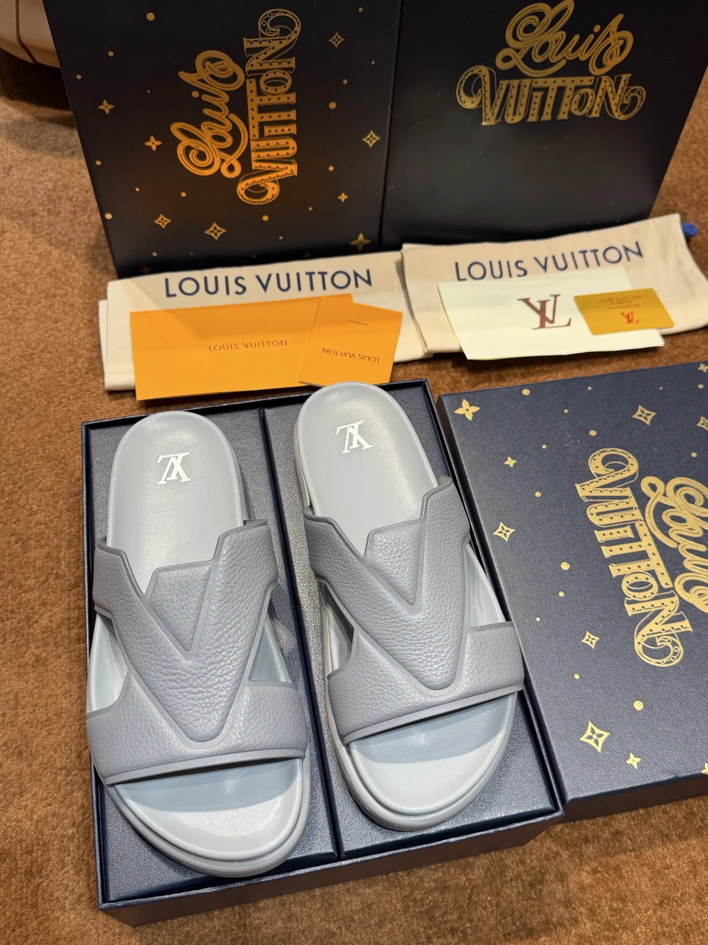 LV 27FW QVUSQNN 121 슬리퍼 11