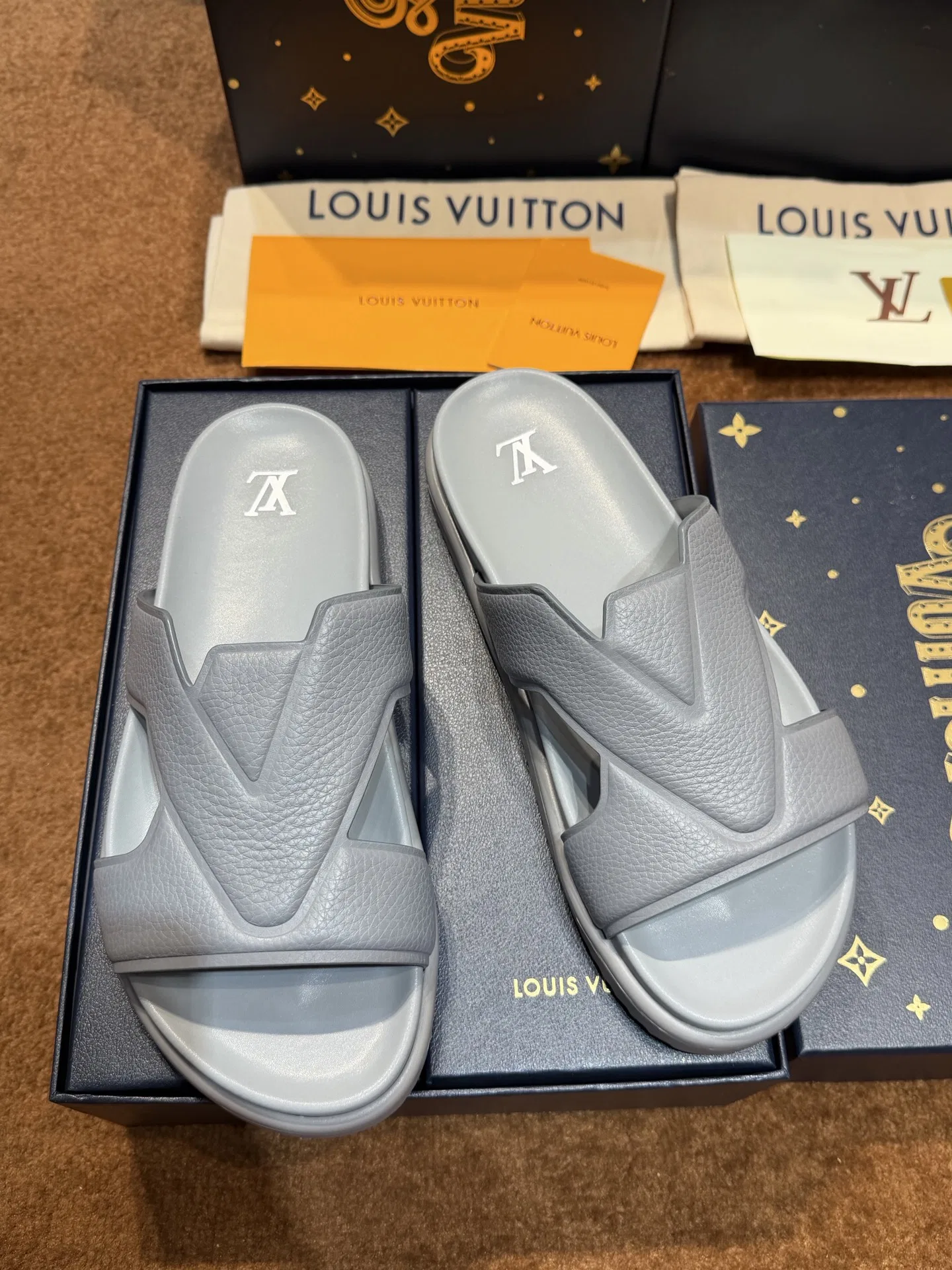 LV 27FW QVUSQNN 121 슬리퍼 12