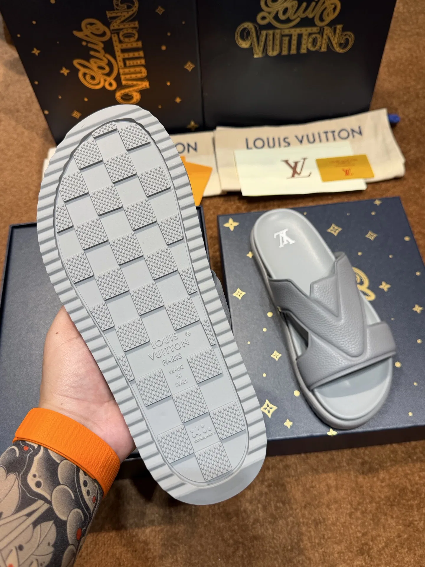 LV 27FW QVUSQNN 121 슬리퍼 14