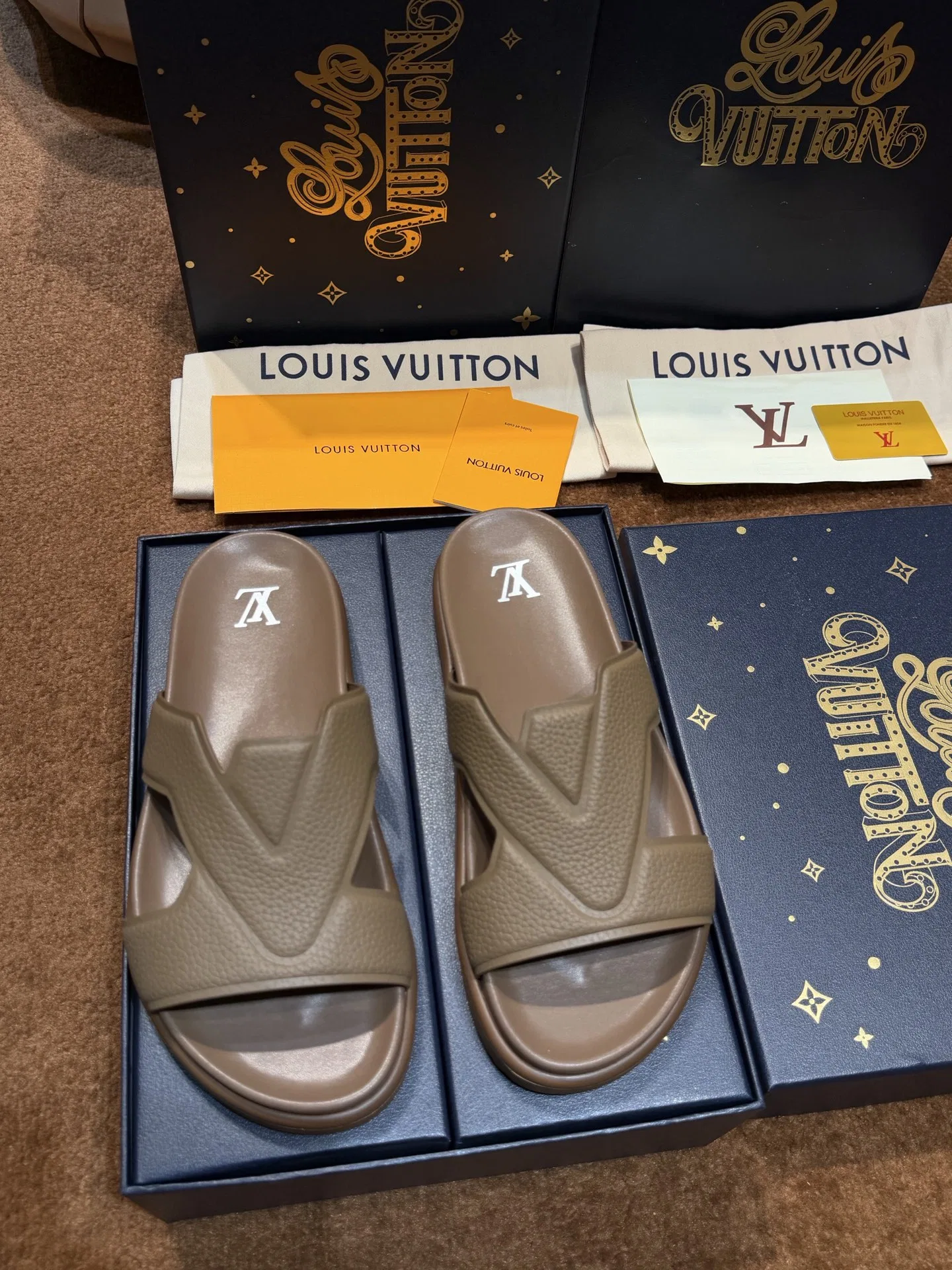 LV 27FW QVUSQNN 121 슬리퍼 21
