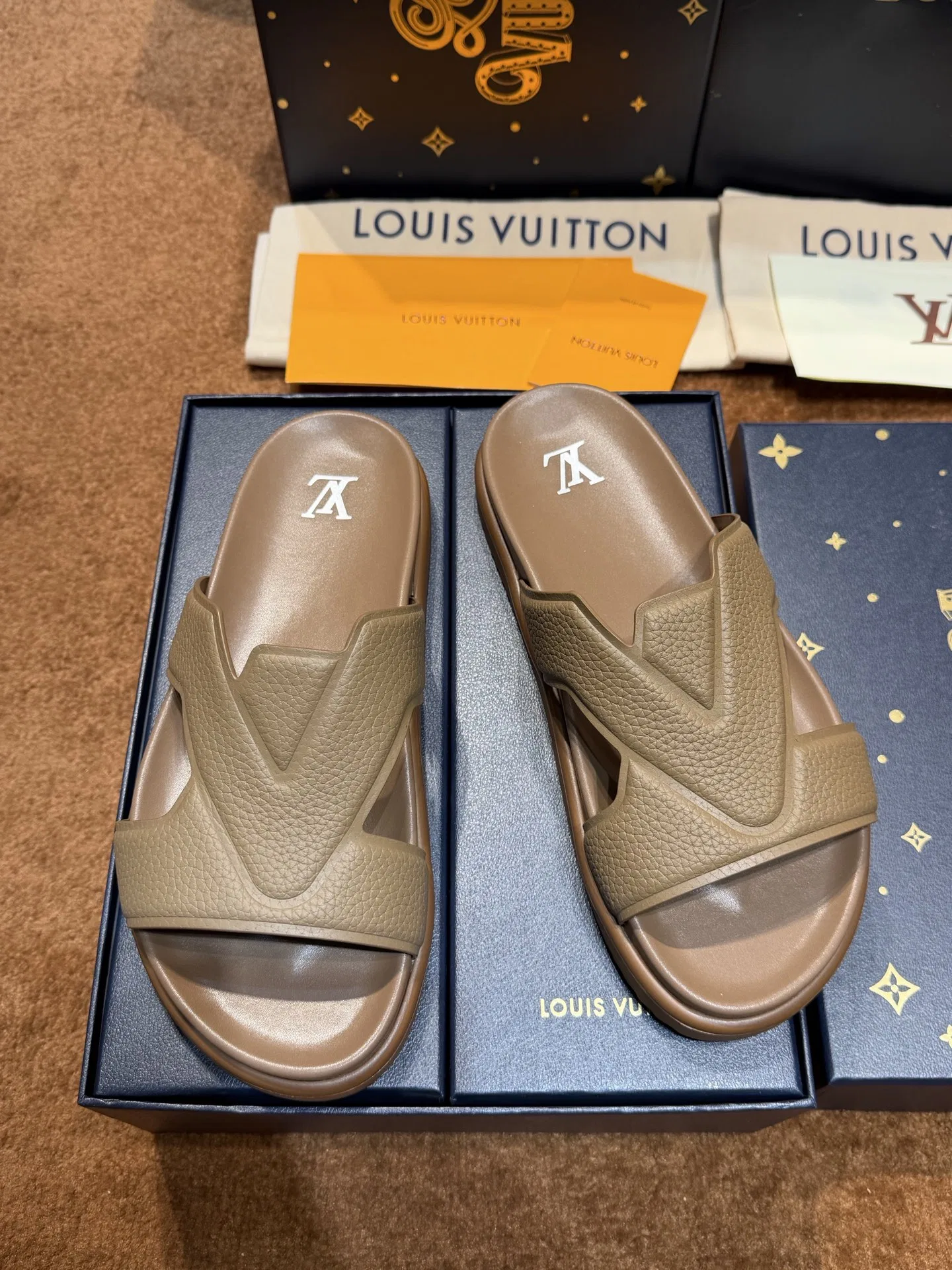 LV 27FW QVUSQNN 121 슬리퍼 22
