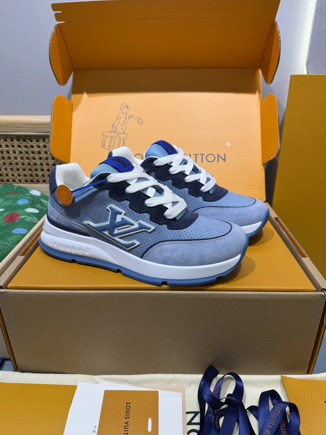 LV 27FW QVUSQNN 129 스니커즈 25