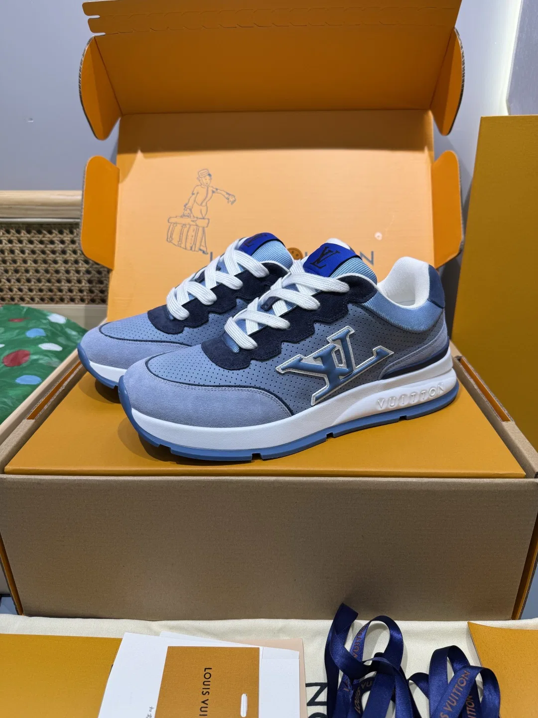 LV 27FW QVUSQNN 129 스니커즈 27