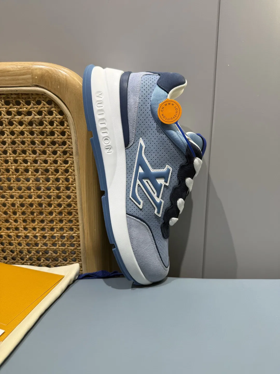 LV 27FW QVUSQNN 129 스니커즈 33