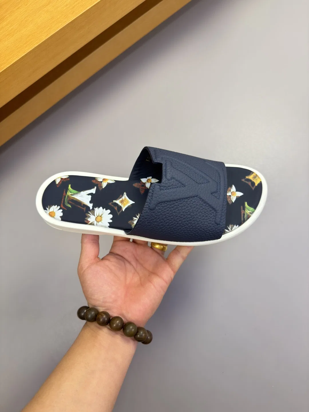 LV 27FW QVUSQNN 208 슬리퍼 10