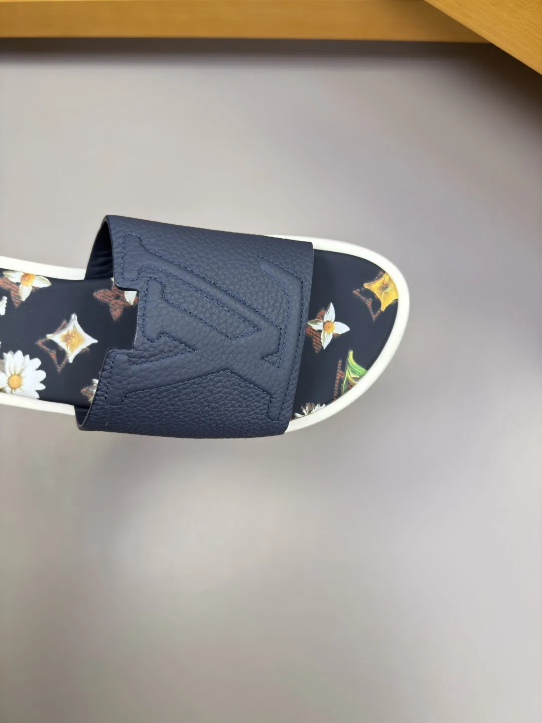 LV 27FW QVUSQNN 208 슬리퍼 12