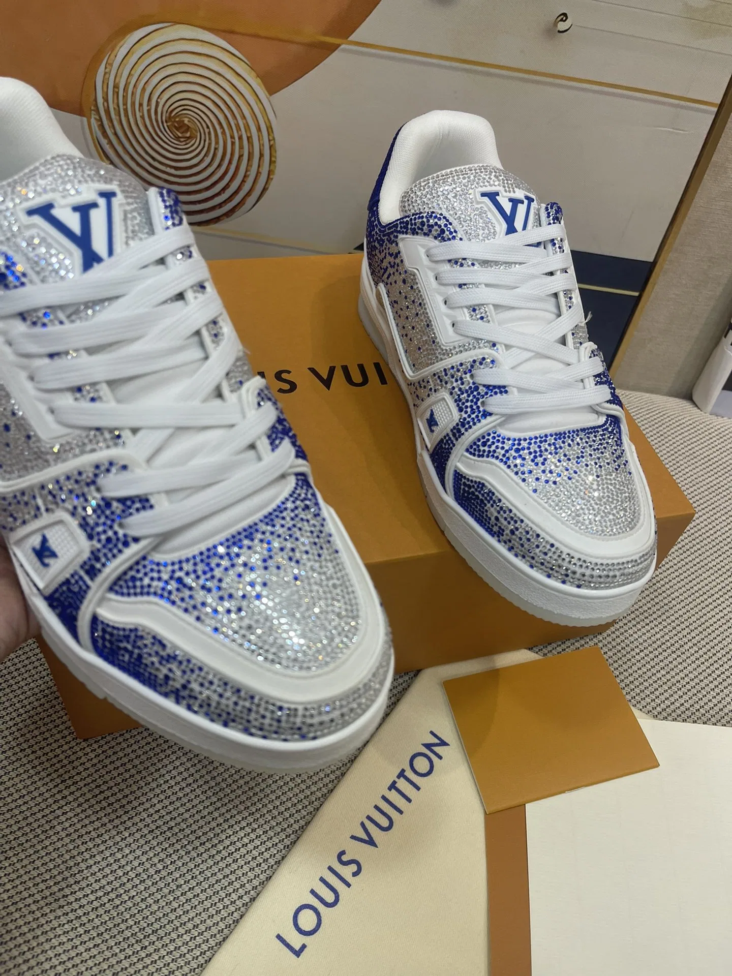 LV 27FW QVUSQNN 228 스니커즈 7