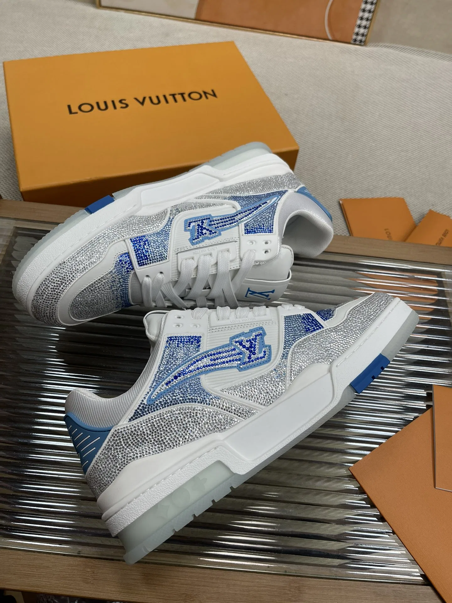 LV 27FW QVUSQNN 228 스니커즈 51
