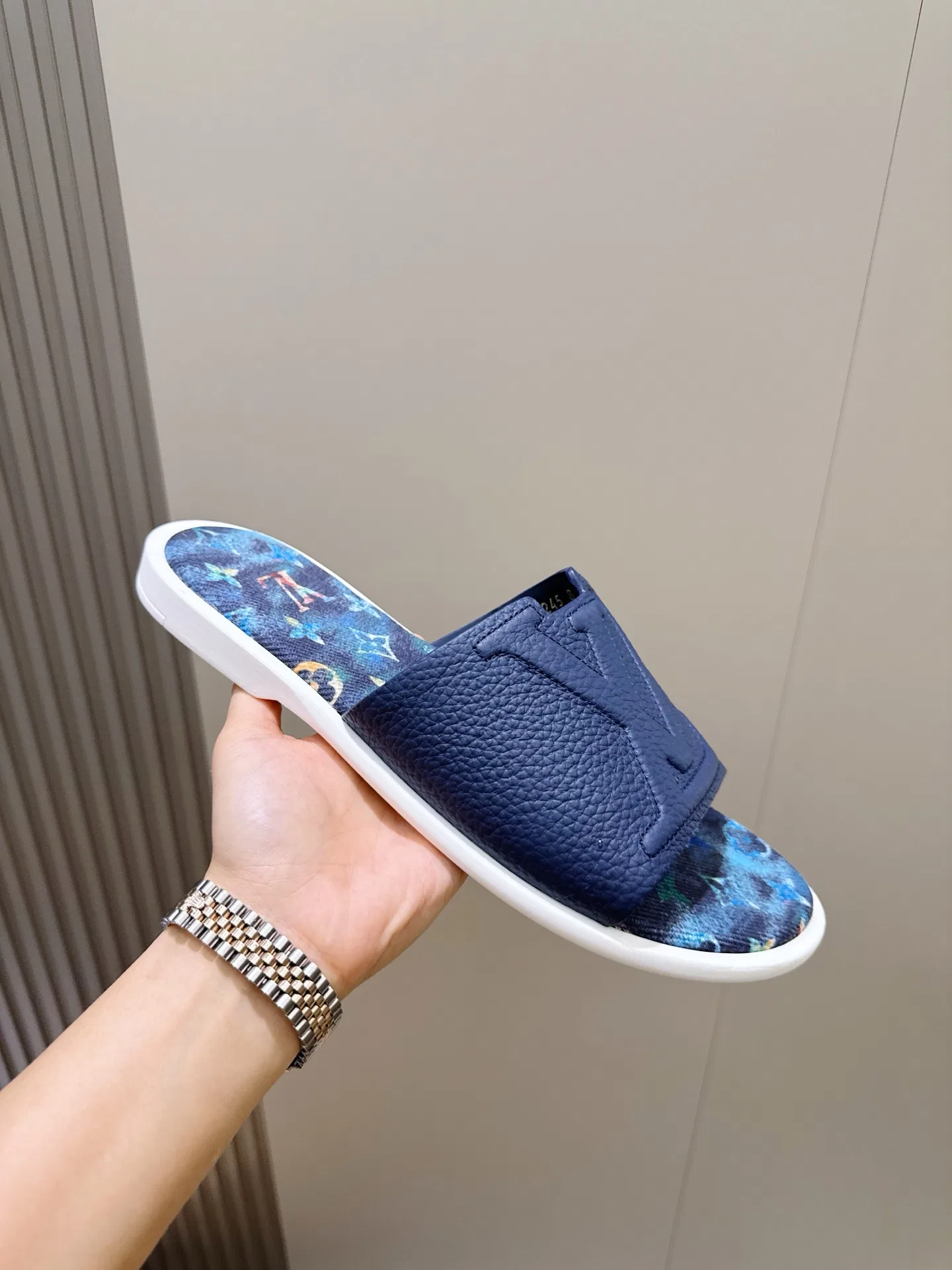 LV 27FW QVUSQNN 257 슬리퍼 11