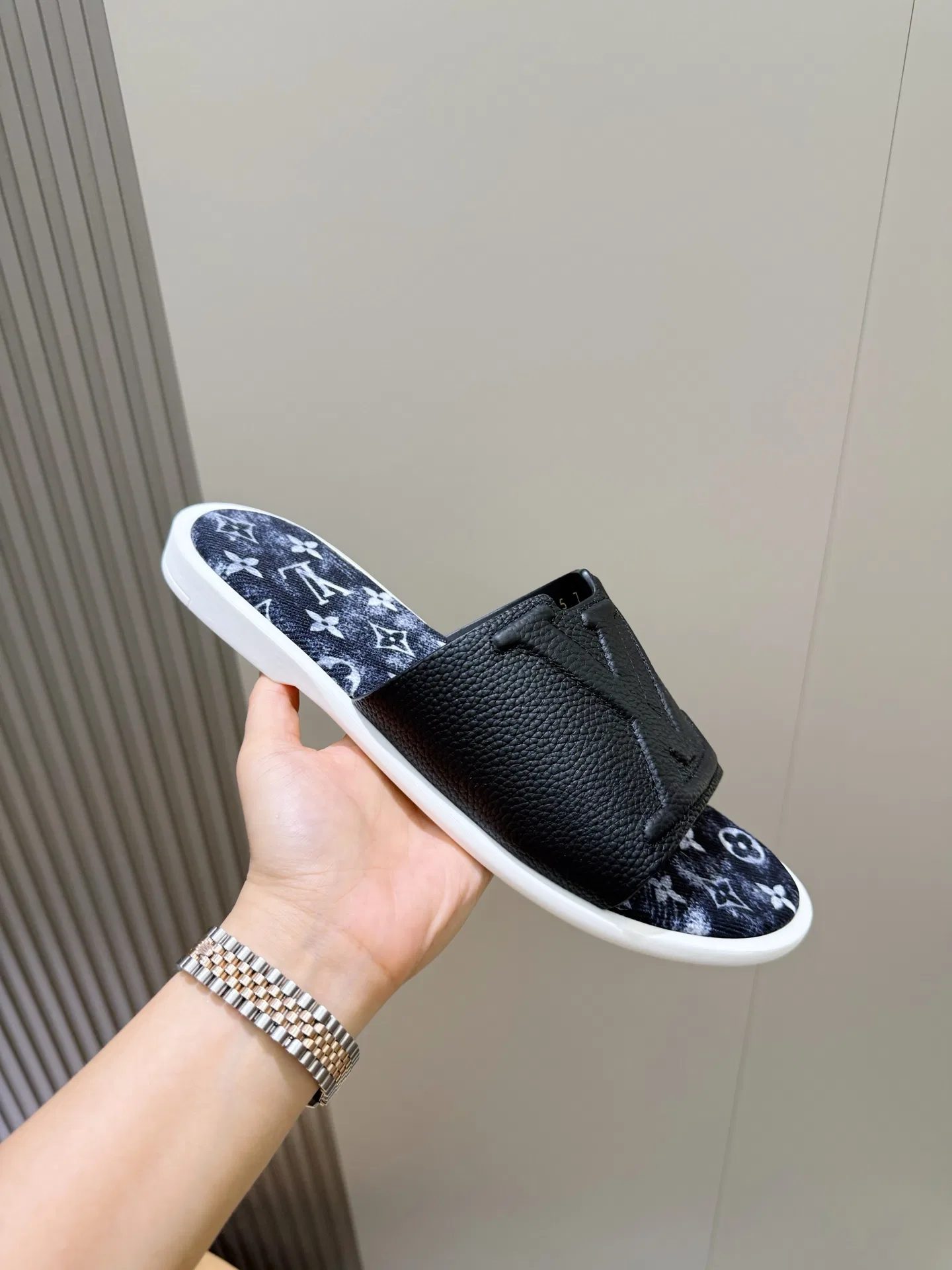 LV 27FW QVUSQNN 257 슬리퍼 23