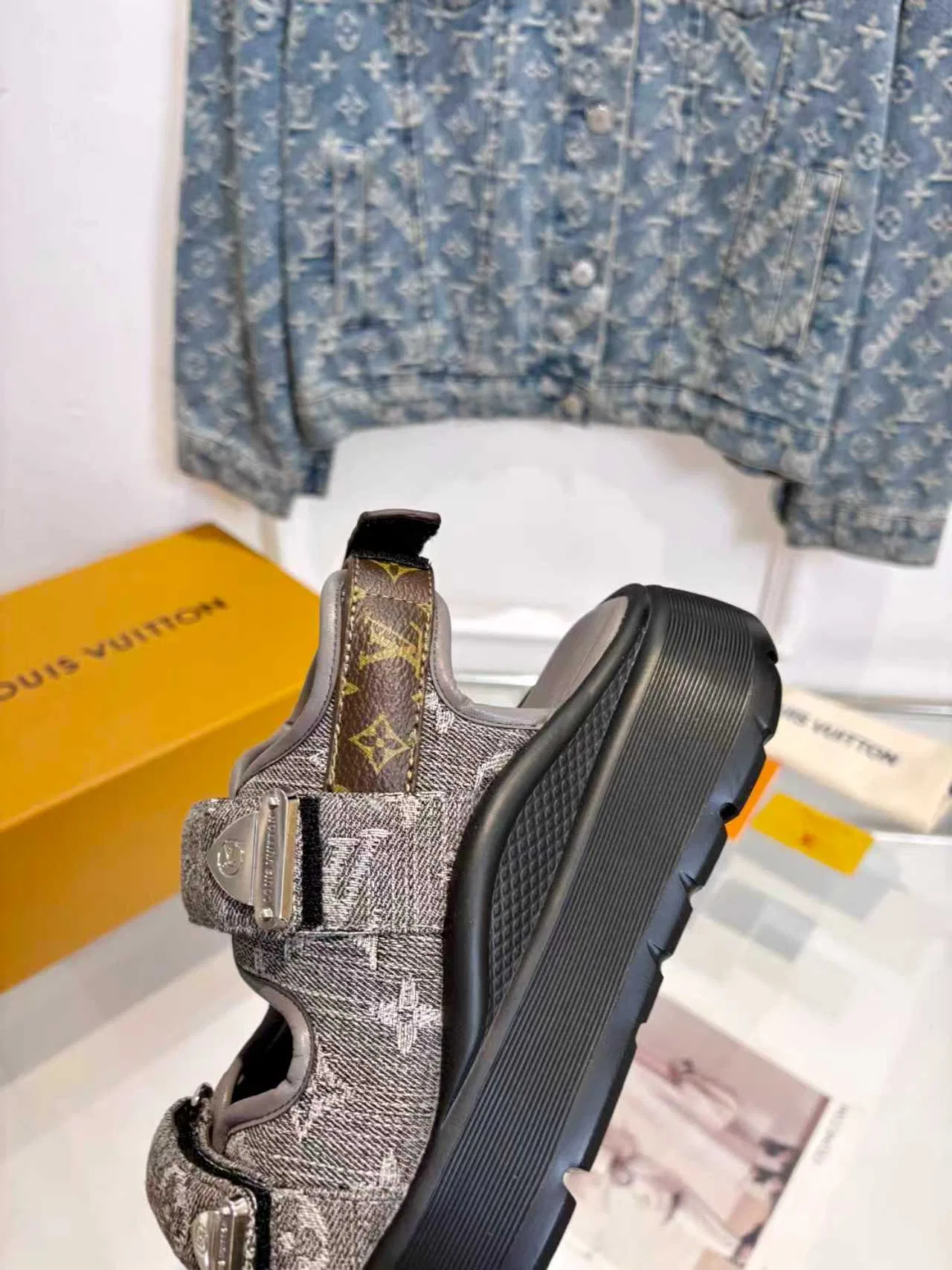 LV 27FW VBYCQID 004 샌들 17