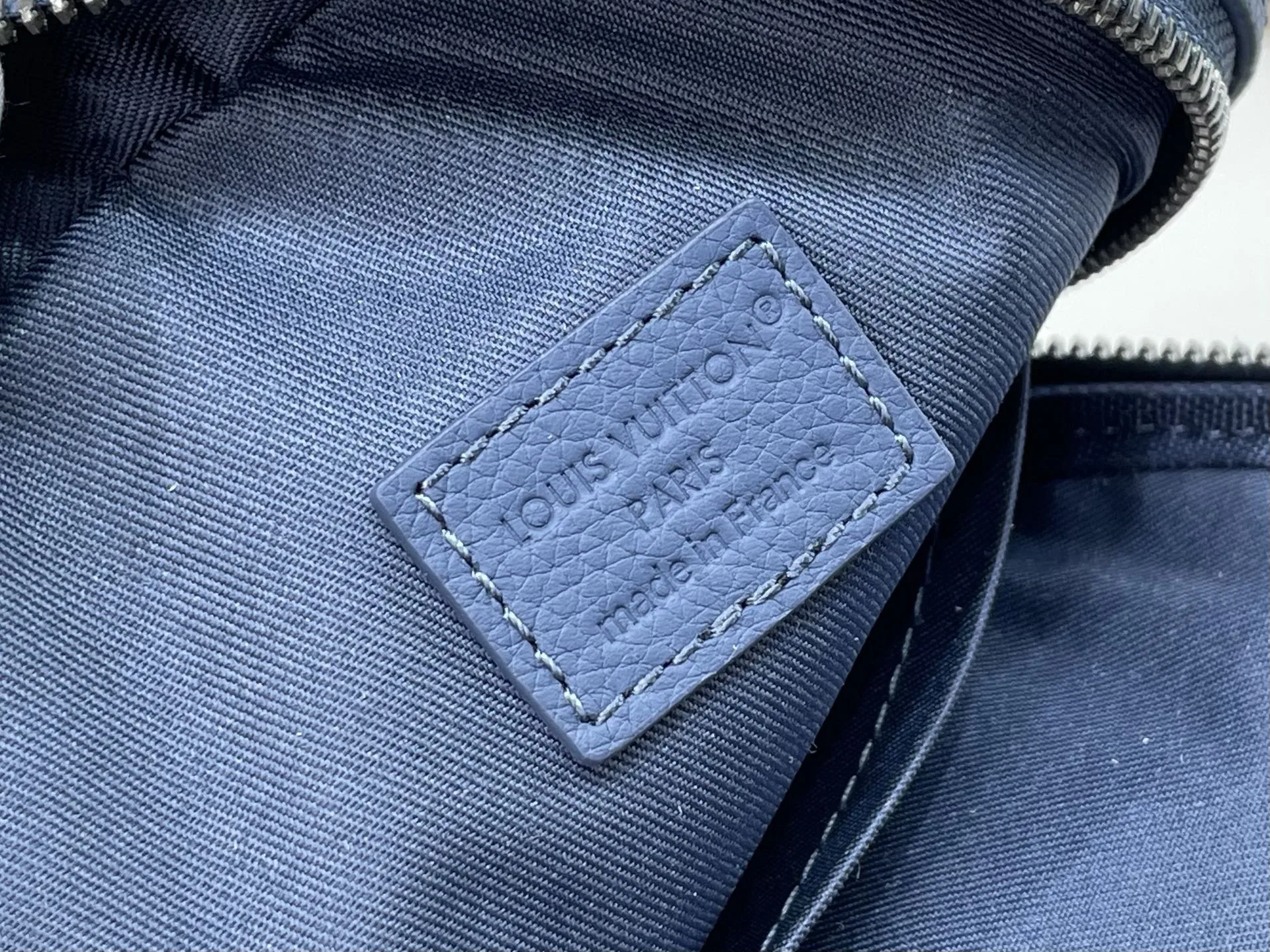 LV 27FW VCICDVH 022 크로스백 9