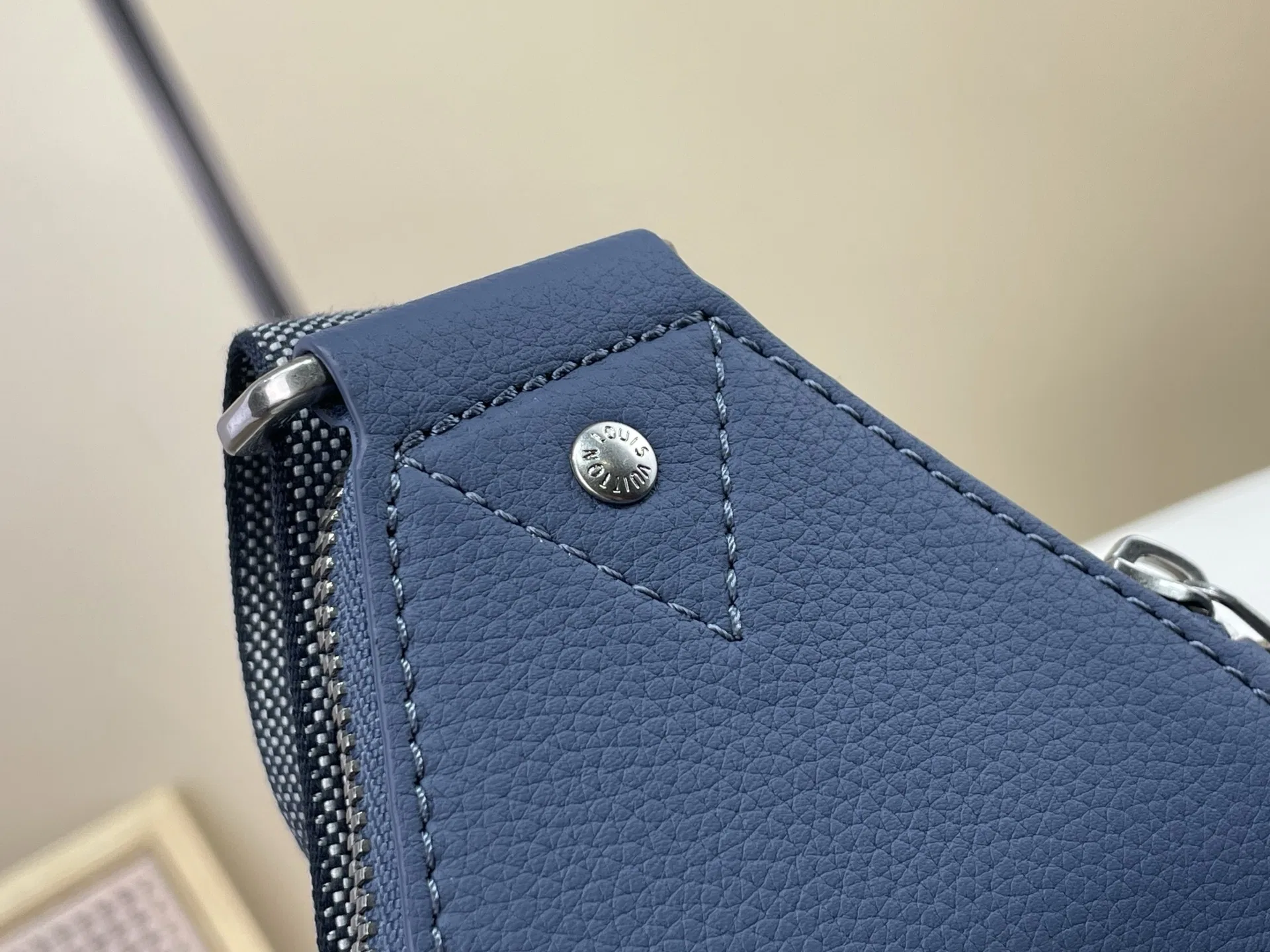 LV 27FW VCICDVH 022 크로스백 10