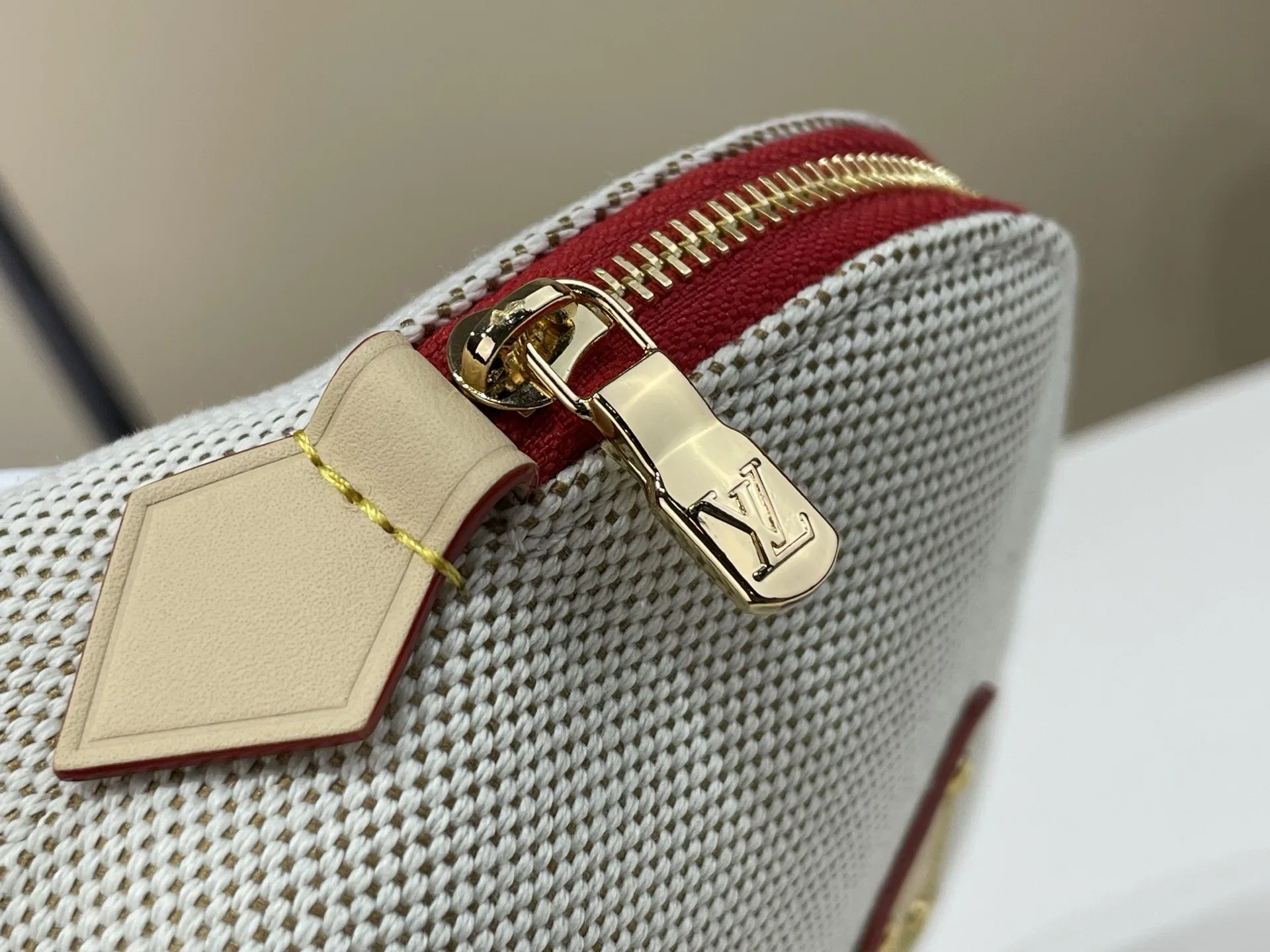 LV 27FW VCICDVH 042 미니파우치 7