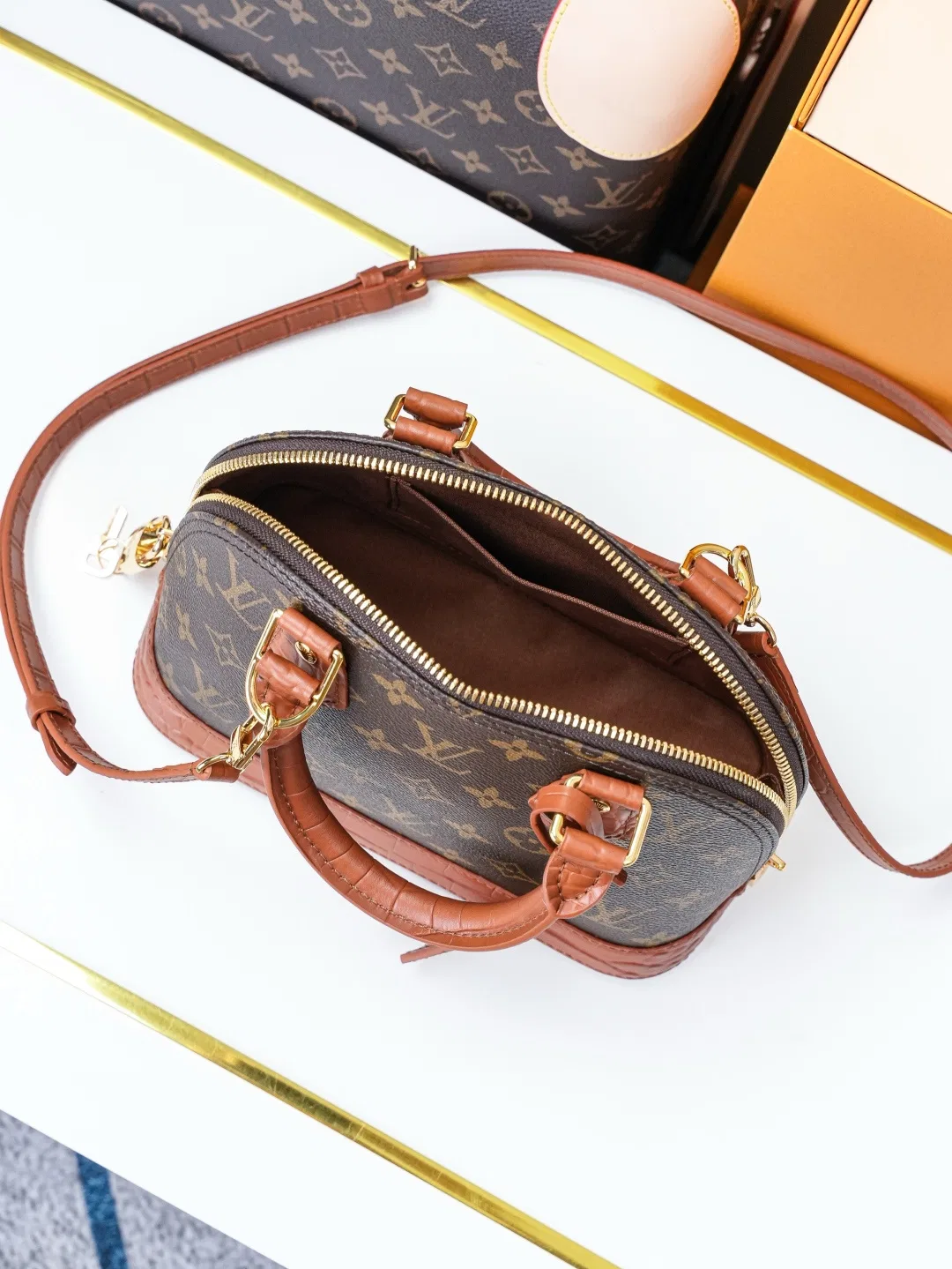 LV 27FW VCICDVH 057 토트백 9