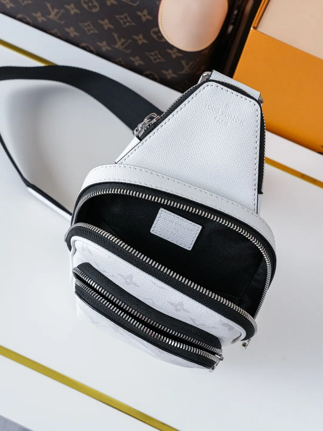 LV 27FW VCICDVH 059 크로스백 8