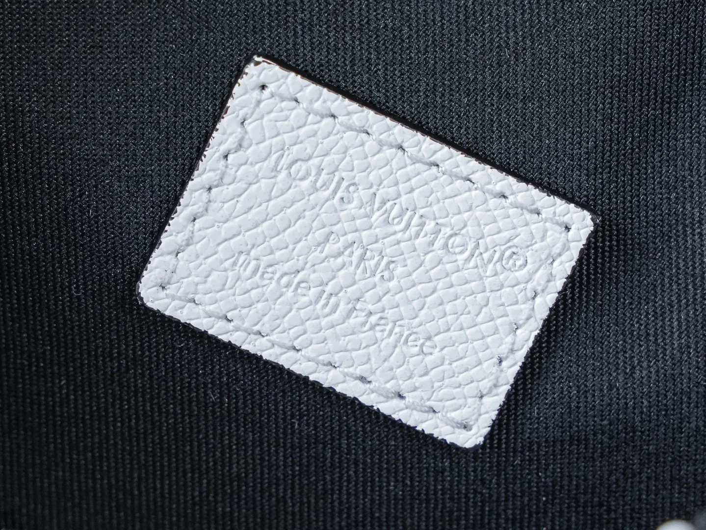 LV 27FW VCICDVH 059 크로스백 9
