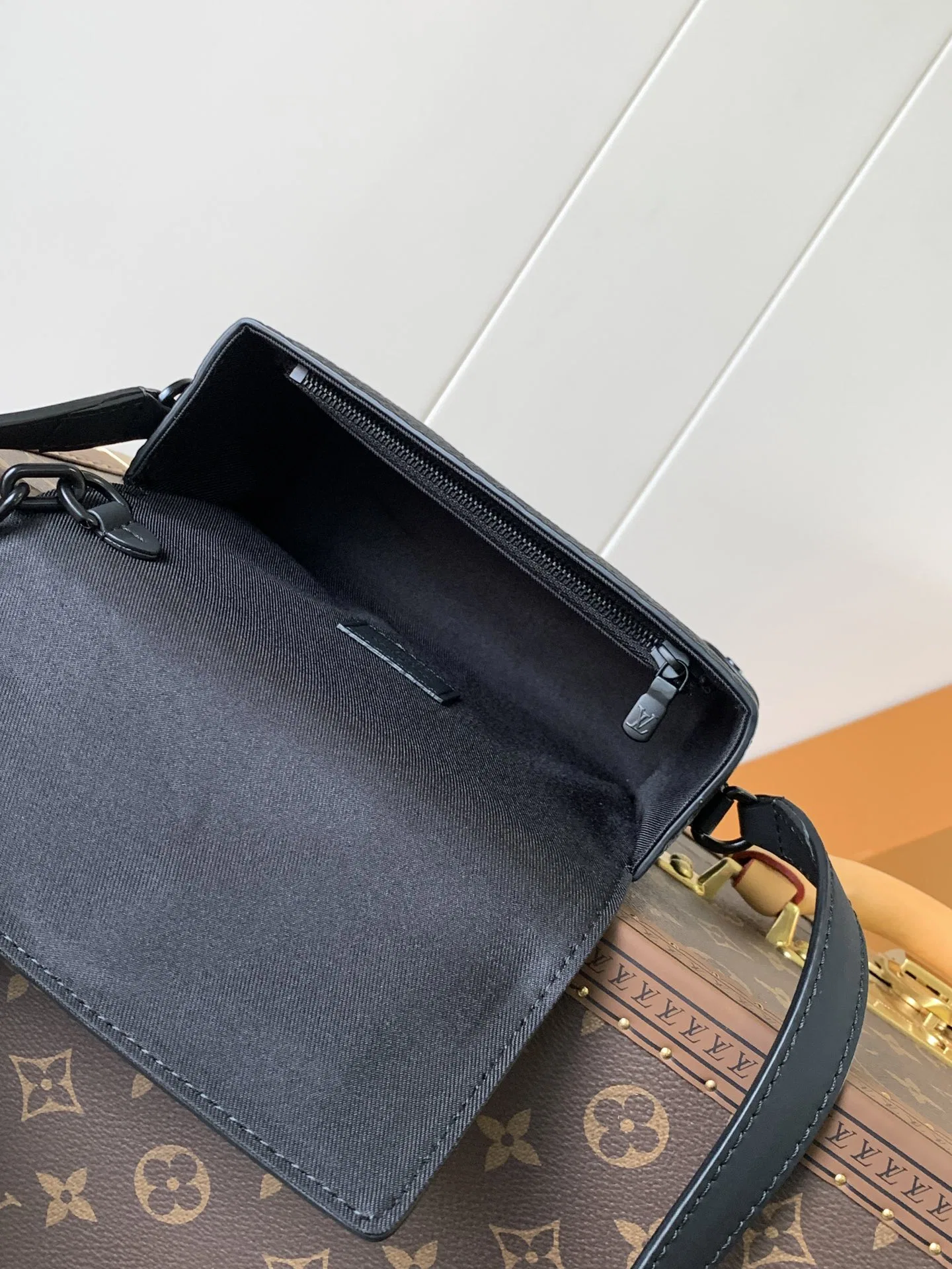 LV 27FW VCICDVH 063 크로스백 8