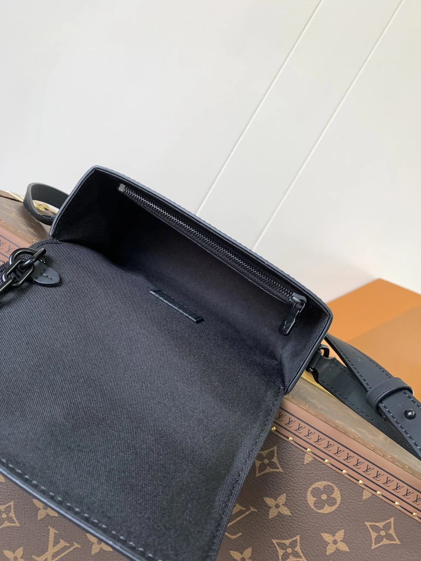 LV 27FW VCICDVH 064 크로스백 8