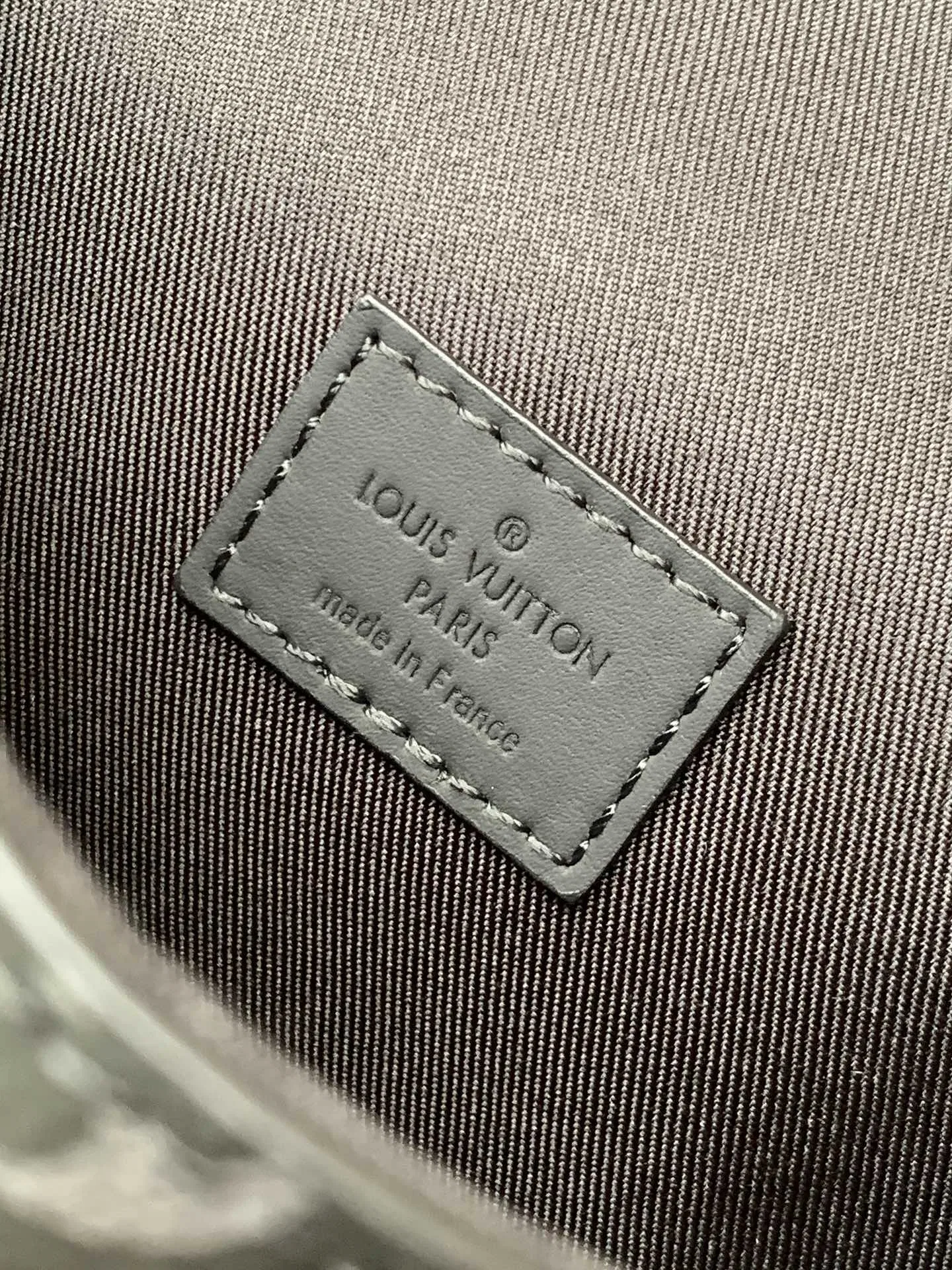 LV 27FW VCICDVH 064 크로스백 9