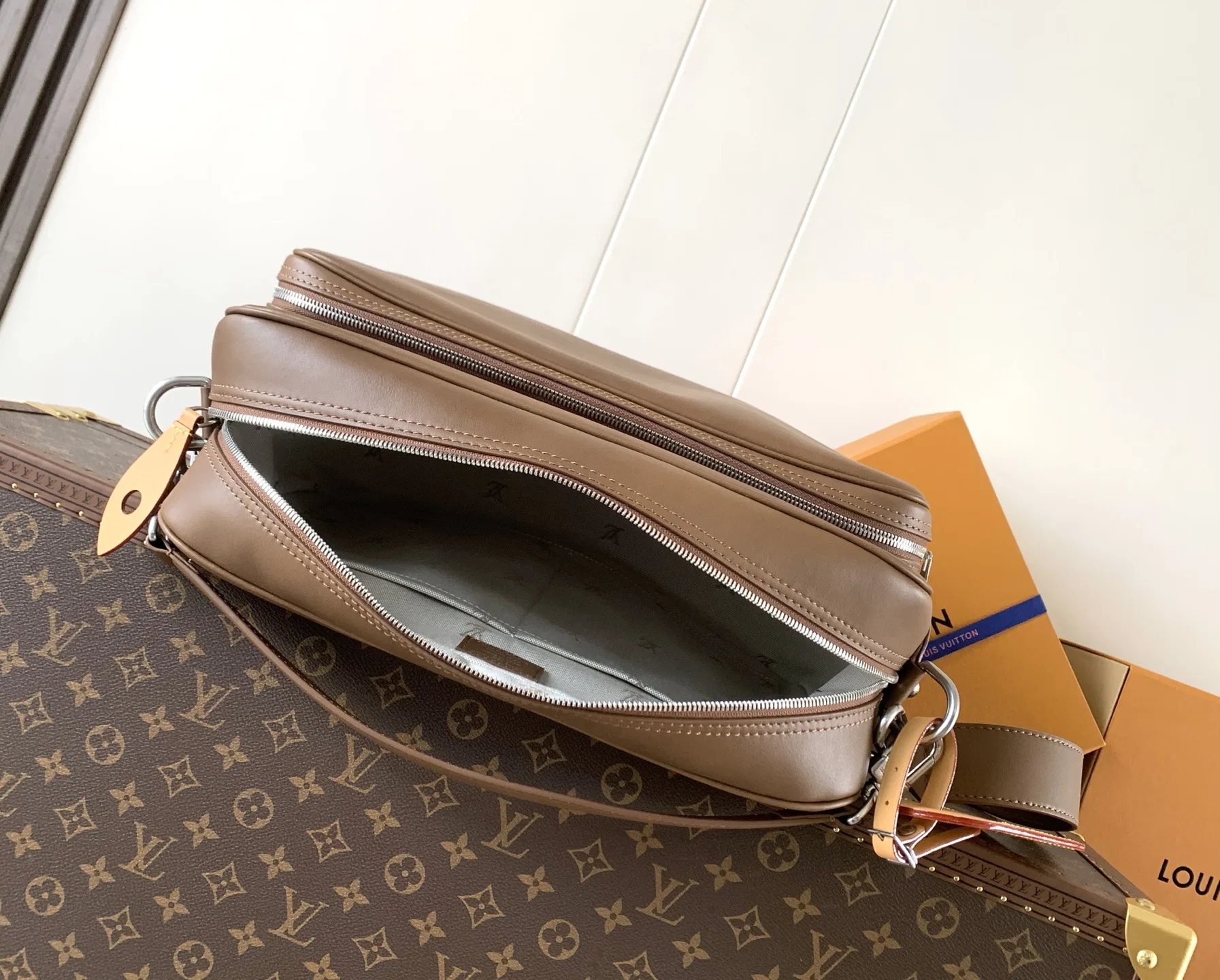 LV 27FW VCICDVH 066 크로스백 8