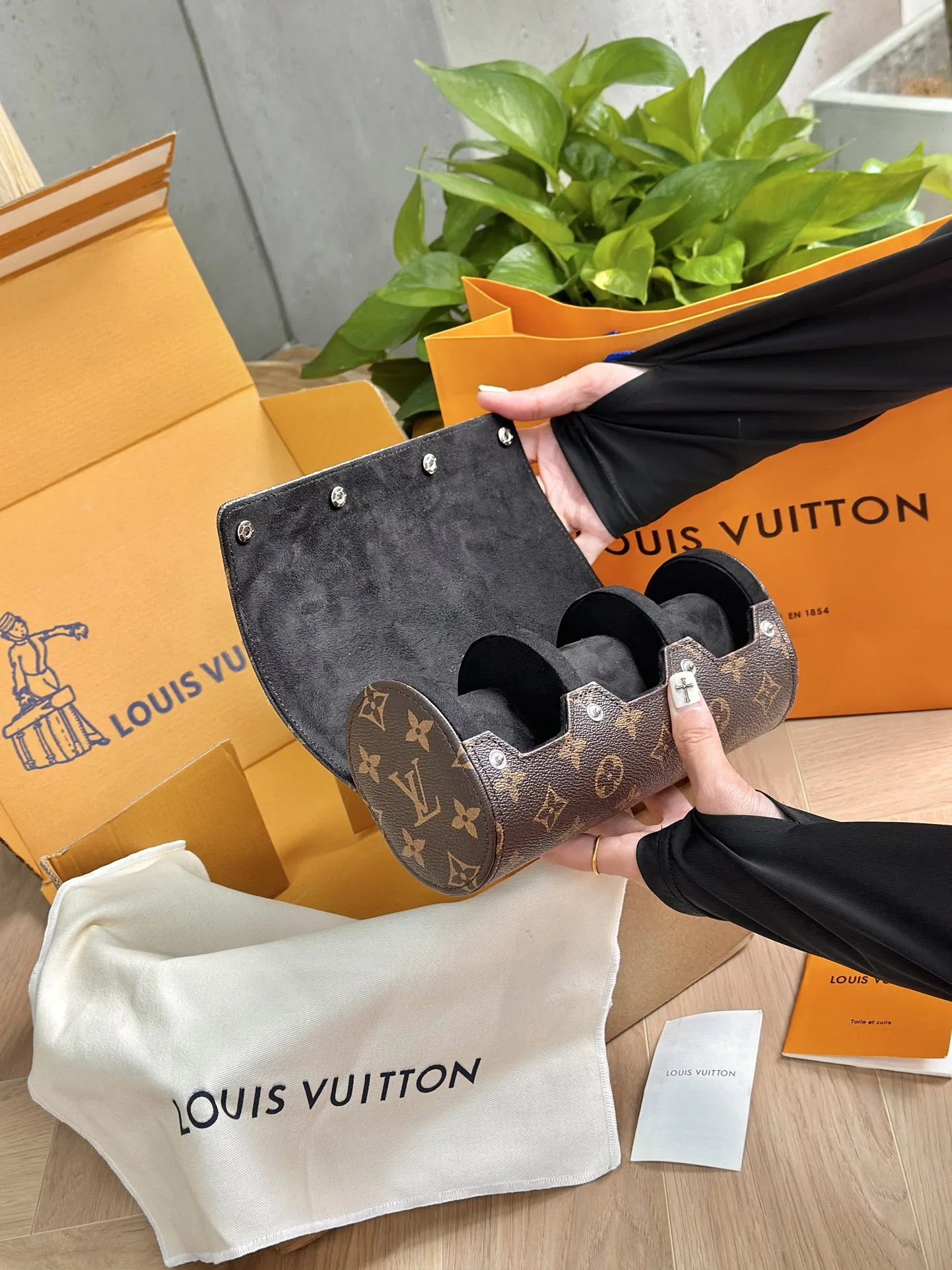 LV 27FW XHWLRED 005 시계보관함 8