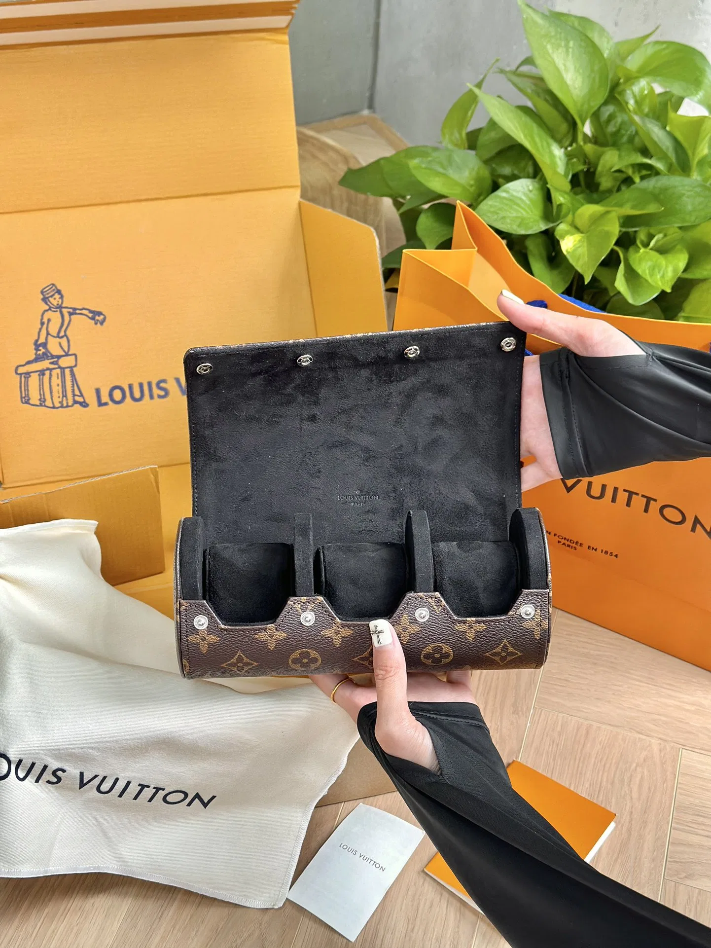 LV 27FW XHWLRED 005 시계보관함 9