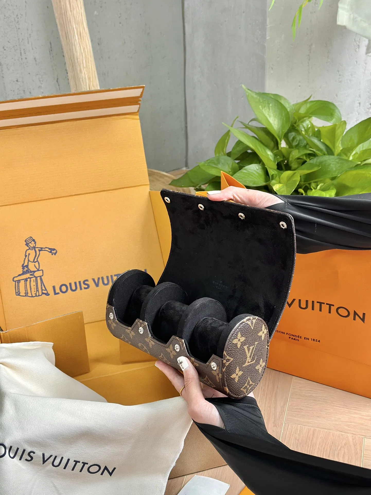 LV 27FW XHWLRED 005 시계보관함 10