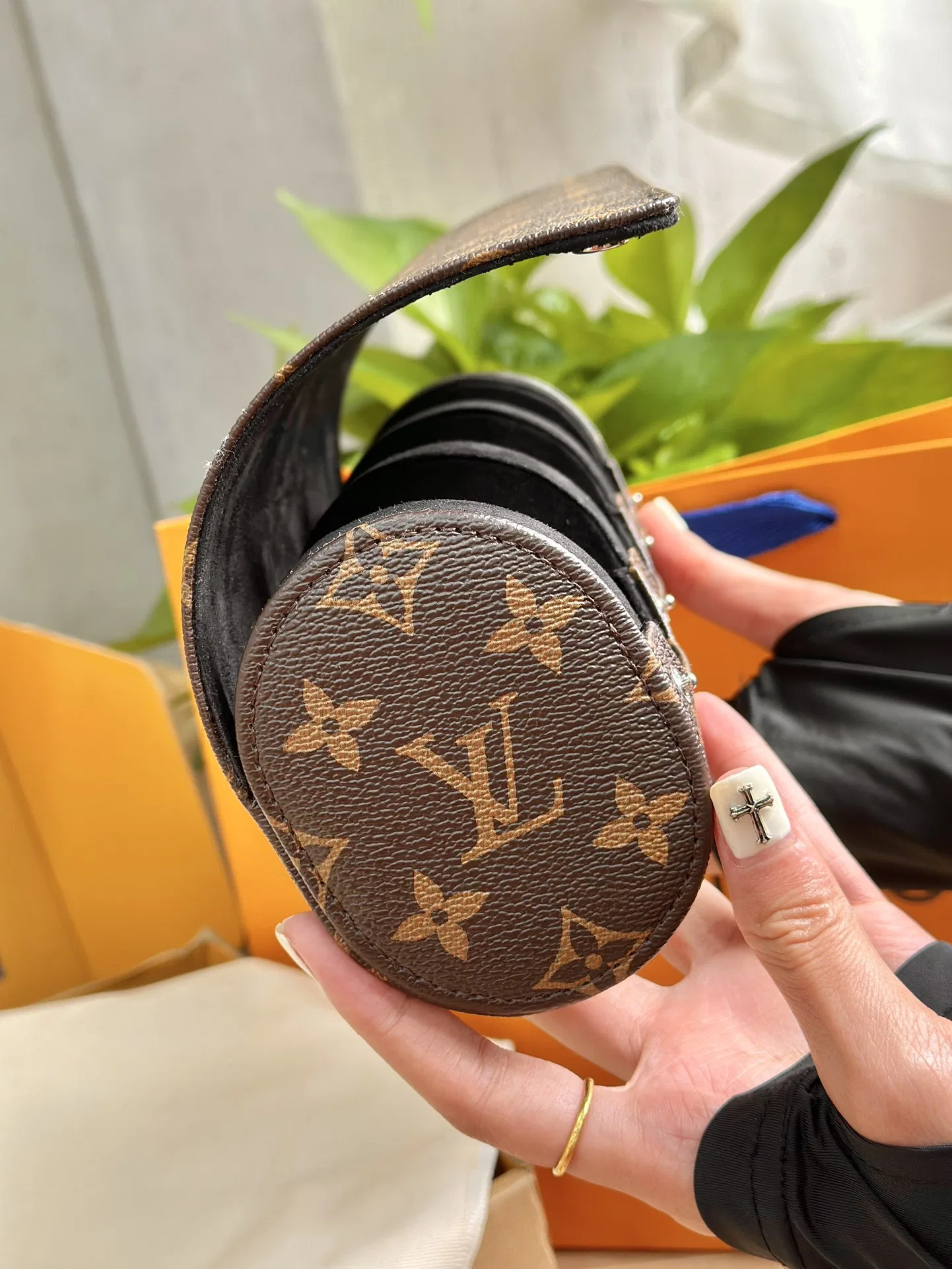 LV 27FW XHWLRED 005 시계보관함 12