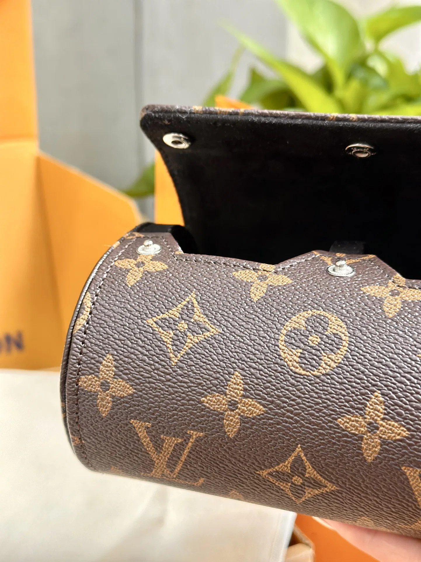 LV 27FW XHWLRED 005 시계보관함 14