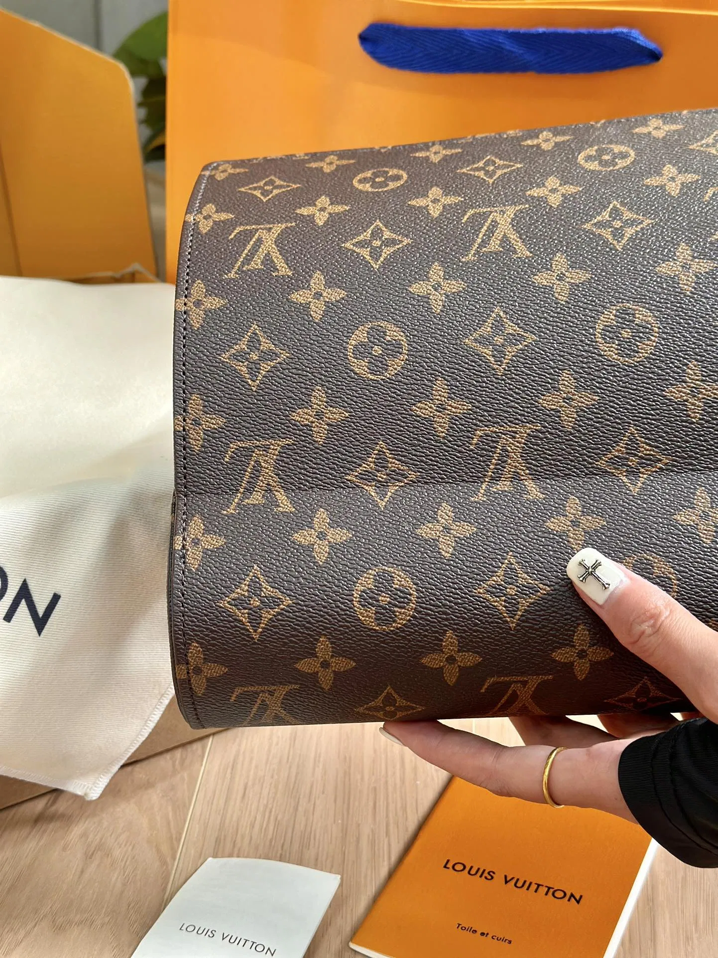 LV 27FW XHWLRED 005 시계보관함 15