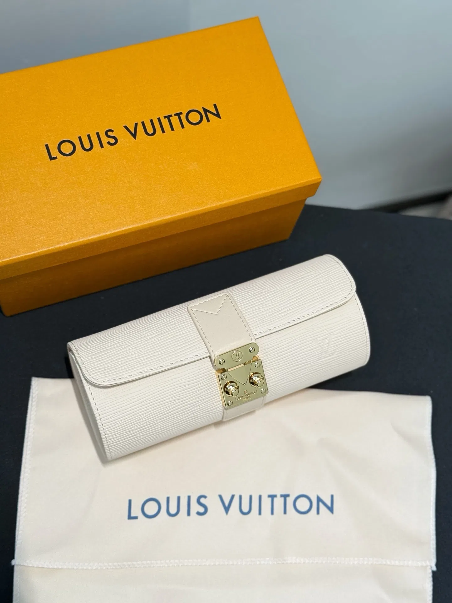 LV 27FW XHWLRED 006 시계보관함 11