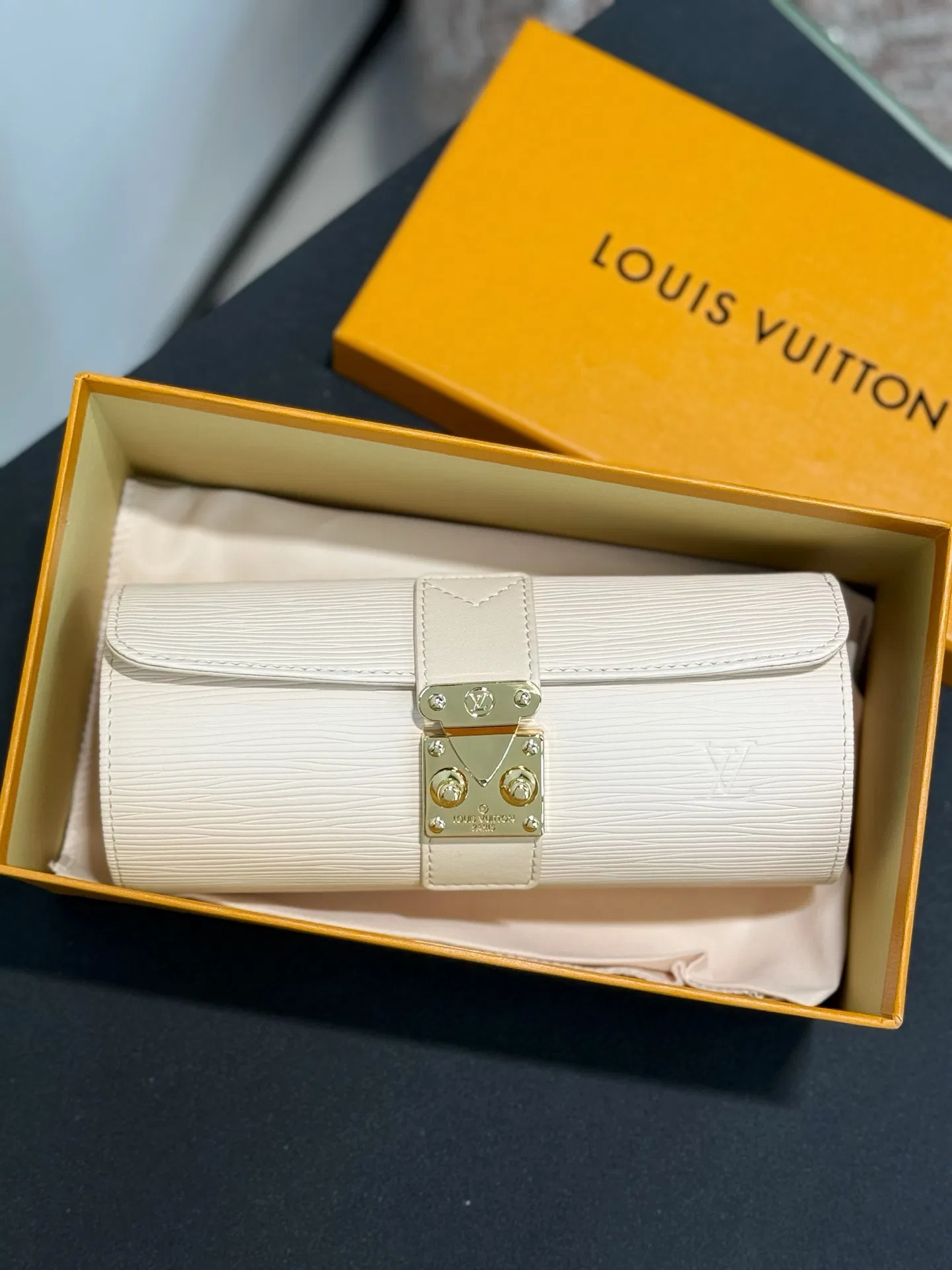 LV 27FW XHWLRED 006 시계보관함 12