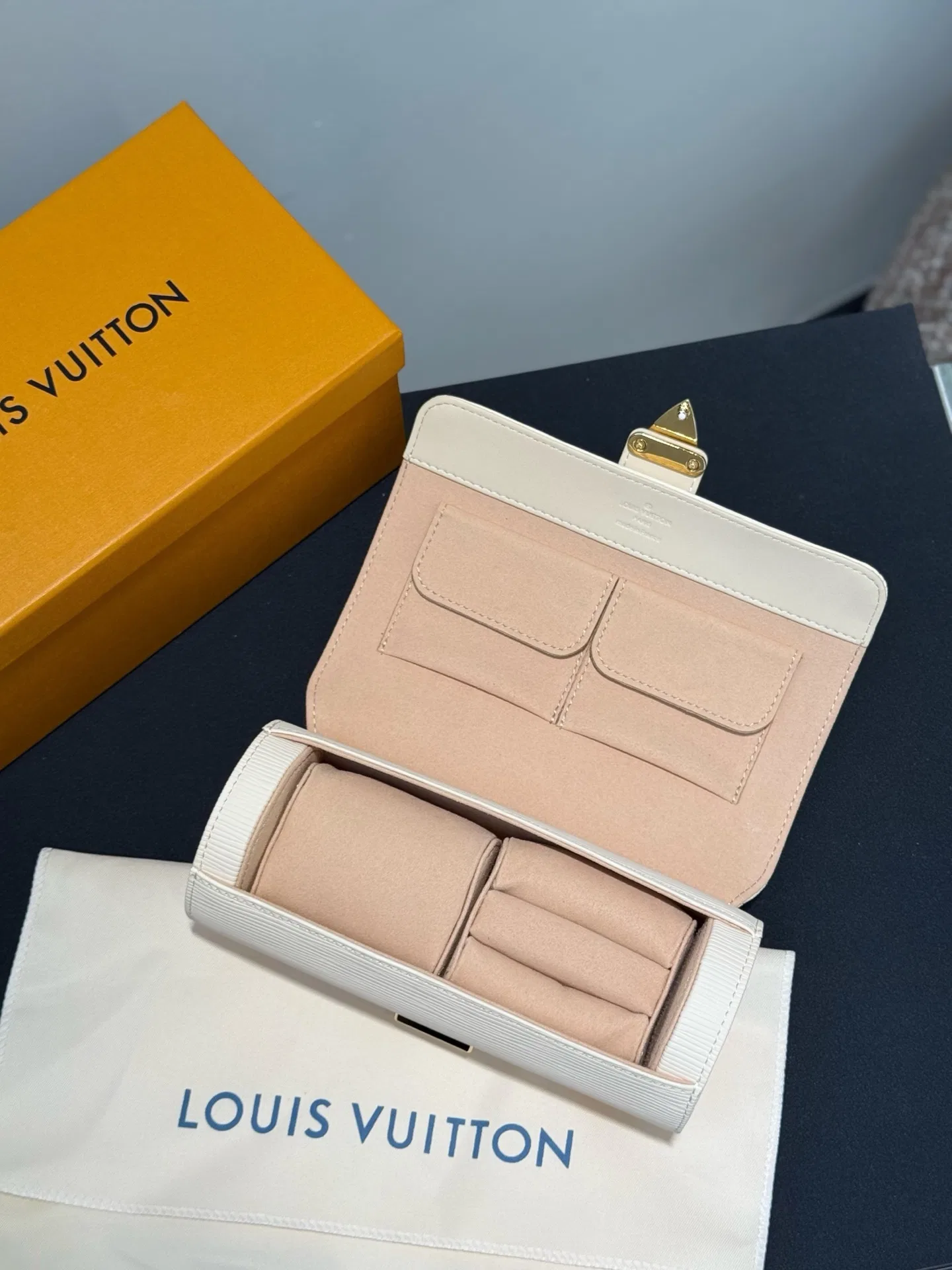 LV 27FW XHWLRED 006 시계보관함 14