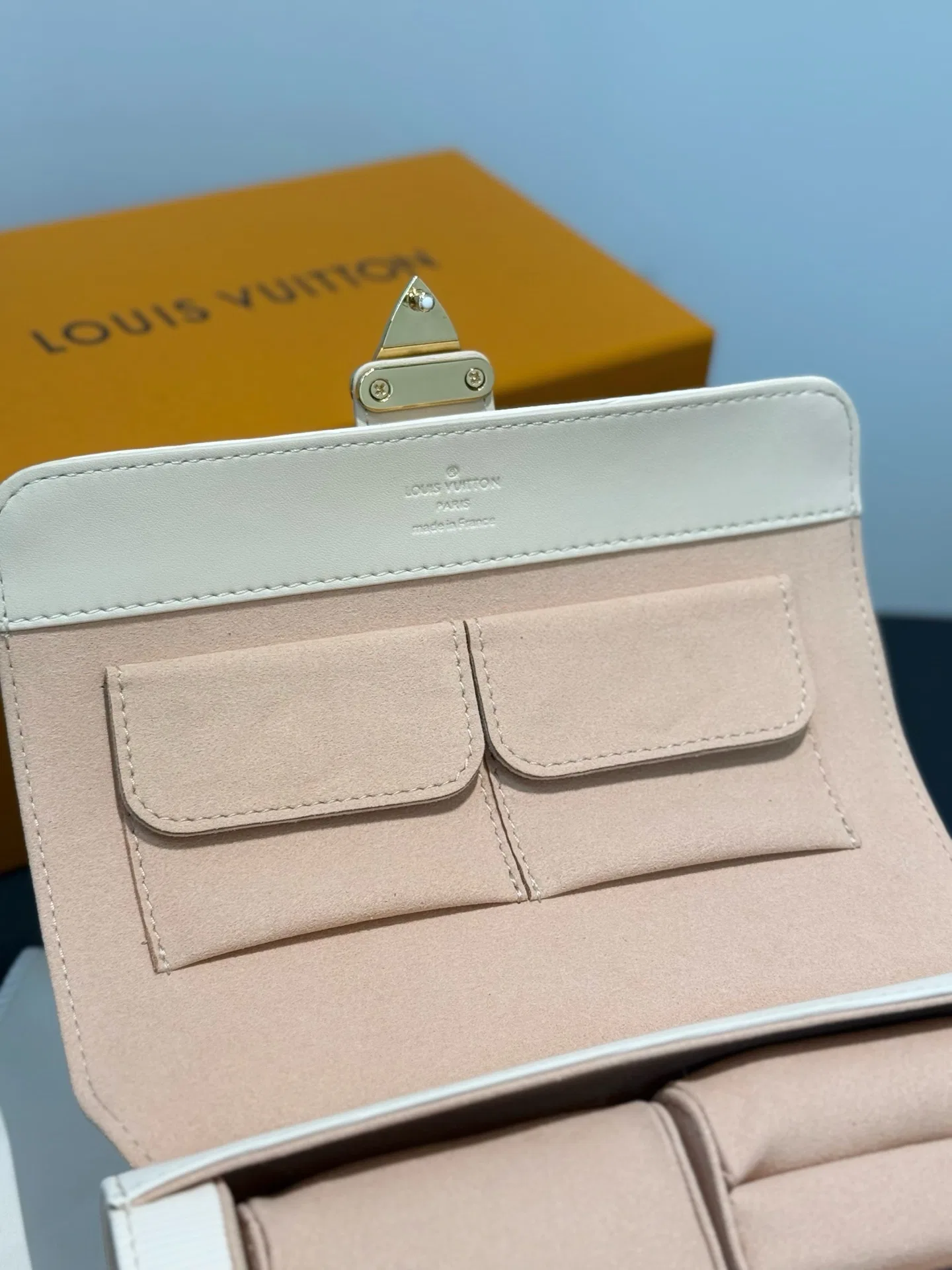 LV 27FW XHWLRED 006 시계보관함 15